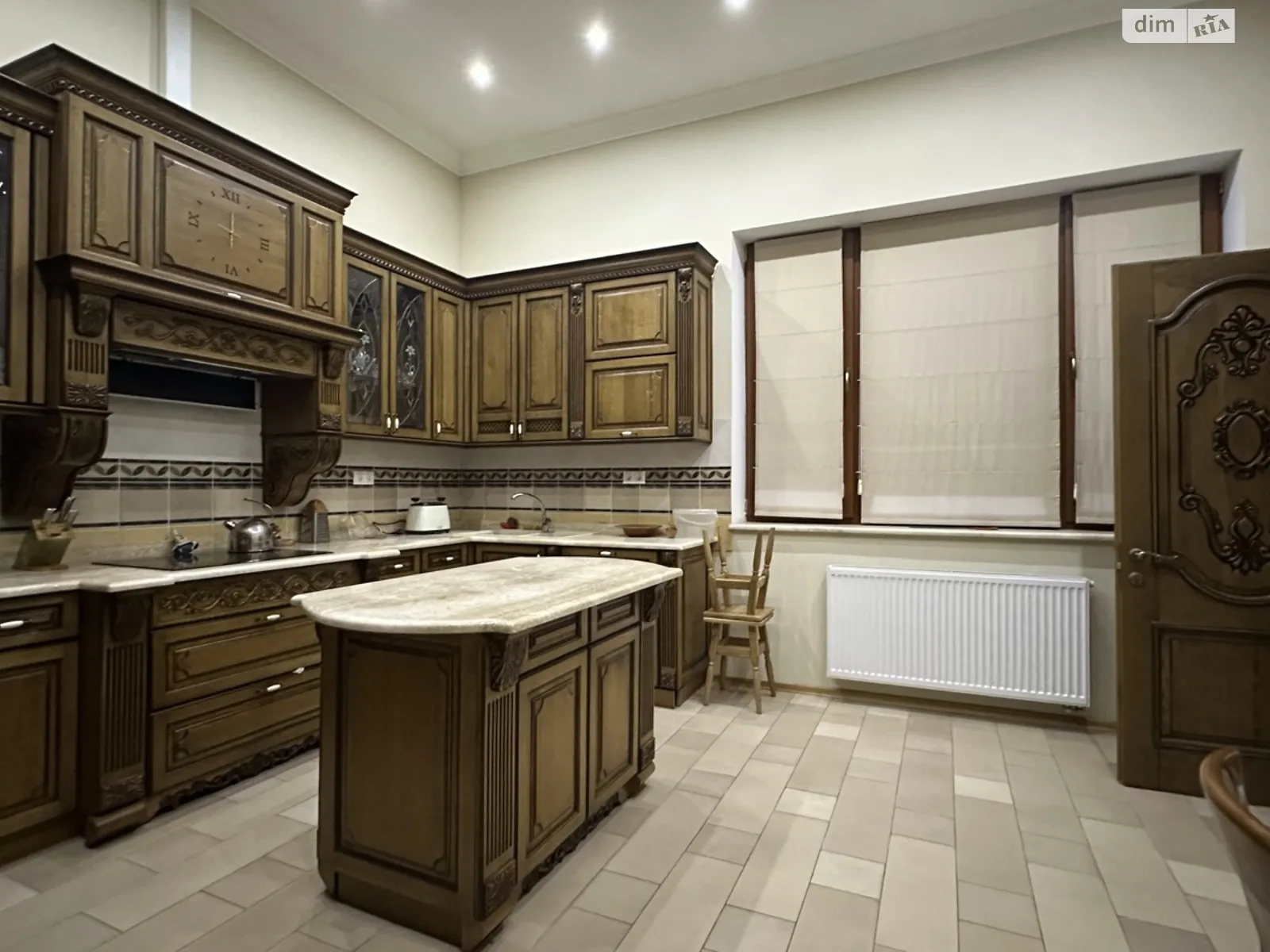 Сдается в аренду дом на 3 этажа 600 кв. м с камином, цена: 4000 $ - фото 1