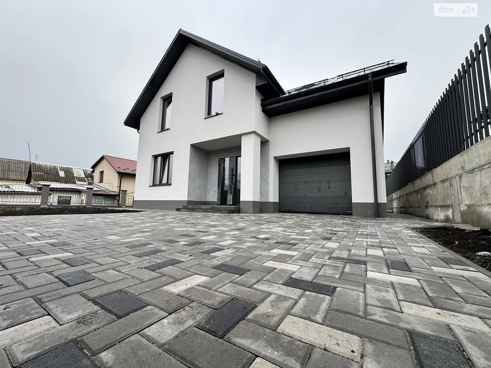 Продается дом на 2 этажа 180 кв. м с садом, цена: 220000 $ - фото 1