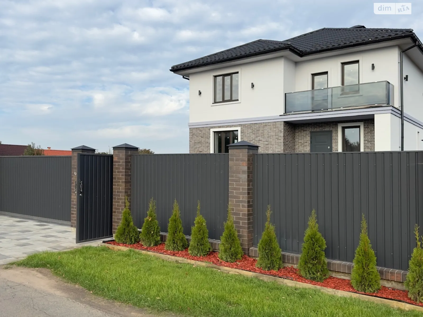 Продается дом на 2 этажа 300 кв. м с участком, цена: 180000 $ - фото 1