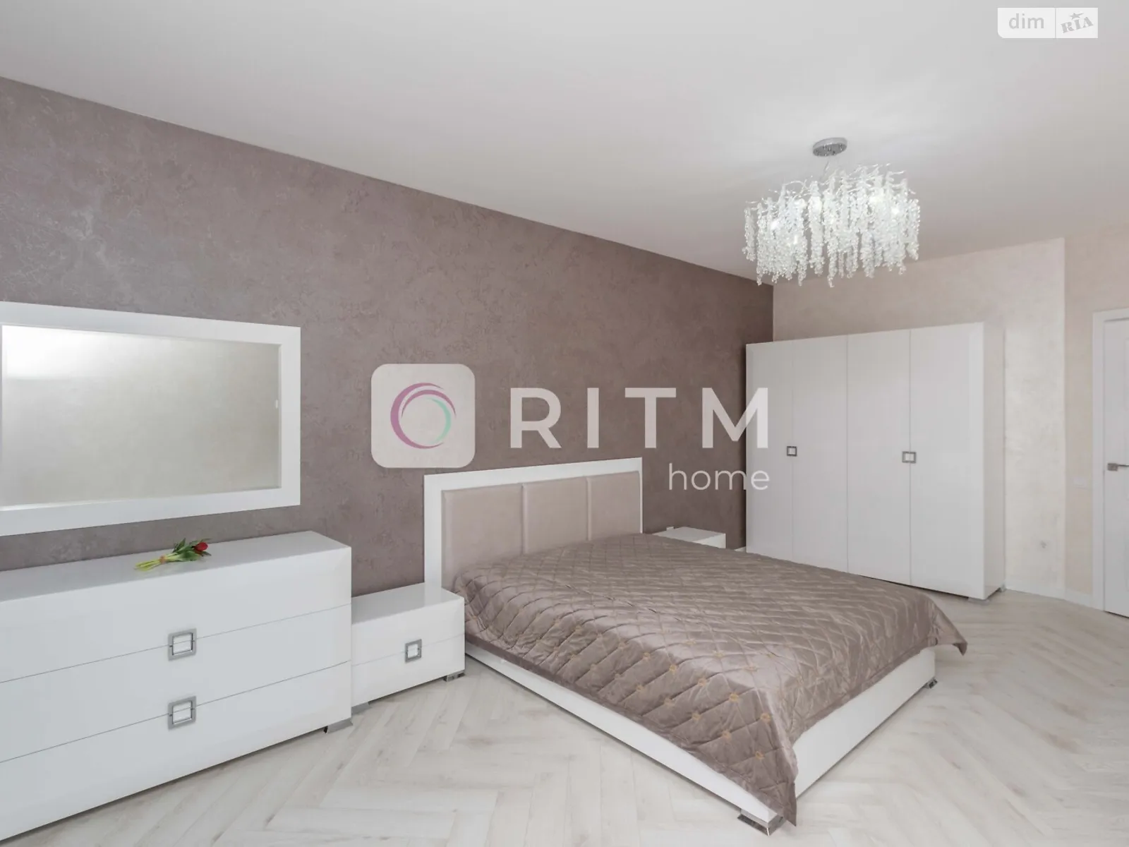 Продается 3-комнатная квартира 100 кв. м в Черновцах, ул. Воробкевича Сидора, 31Б - фото 1