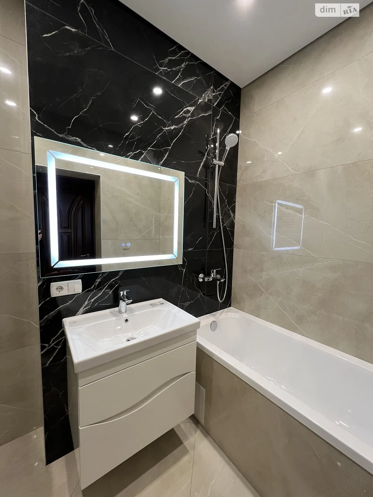 Продается 2-комнатная квартира 71.8 кв. м в Ивано-Франковске, ул. Млынарская - фото 1