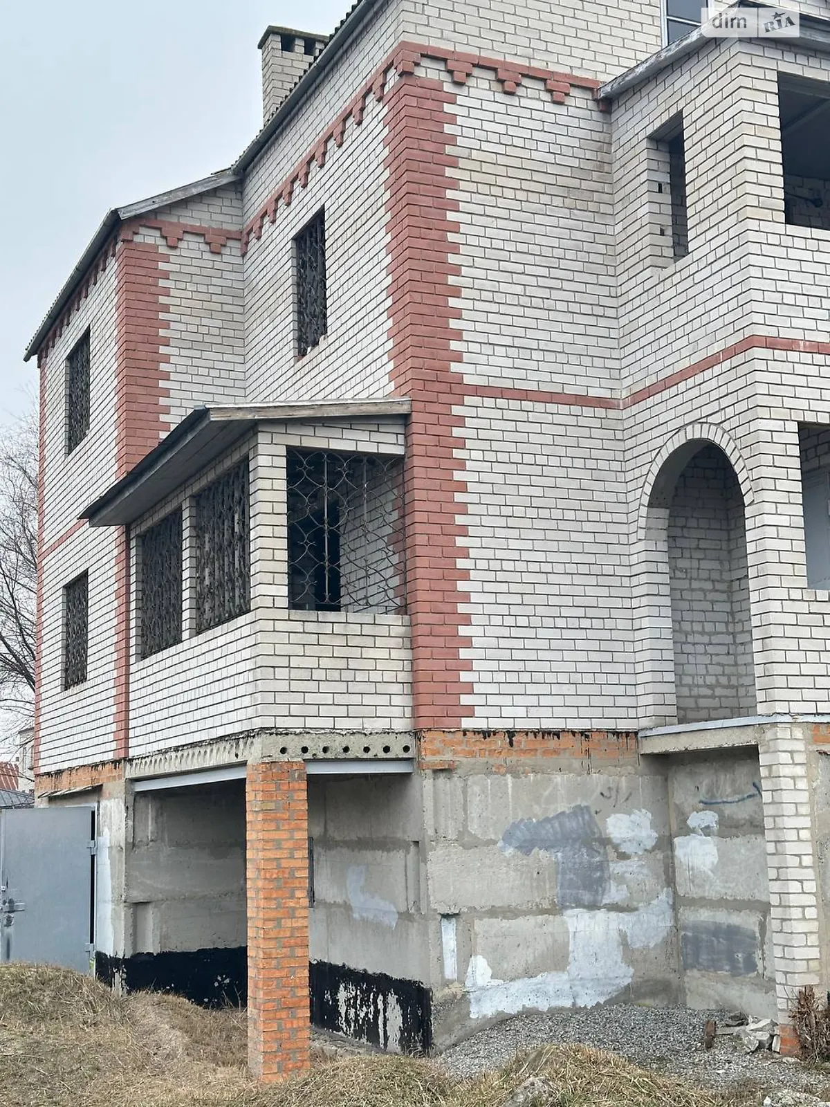 Продается дом на 3 этажа 224.2 кв. м с баней/сауной, цена: 44000 $ - фото 1