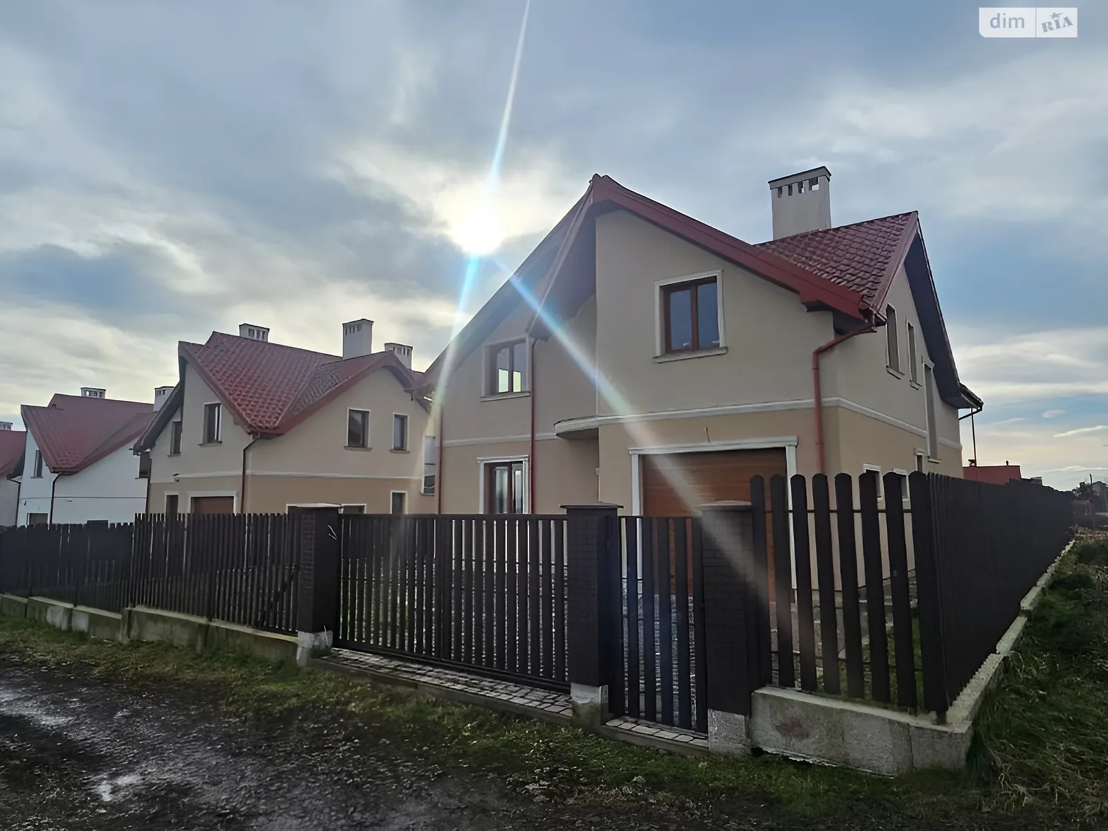 Продается дом на 2 этажа 197 кв. м с садом, цена: 149000 $ - фото 1