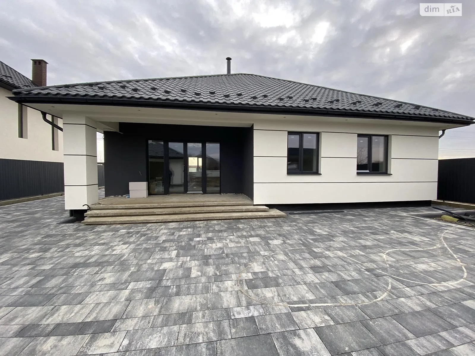 Продается одноэтажный дом 111 кв. м с гаражом, цена: 205000 $ - фото 1