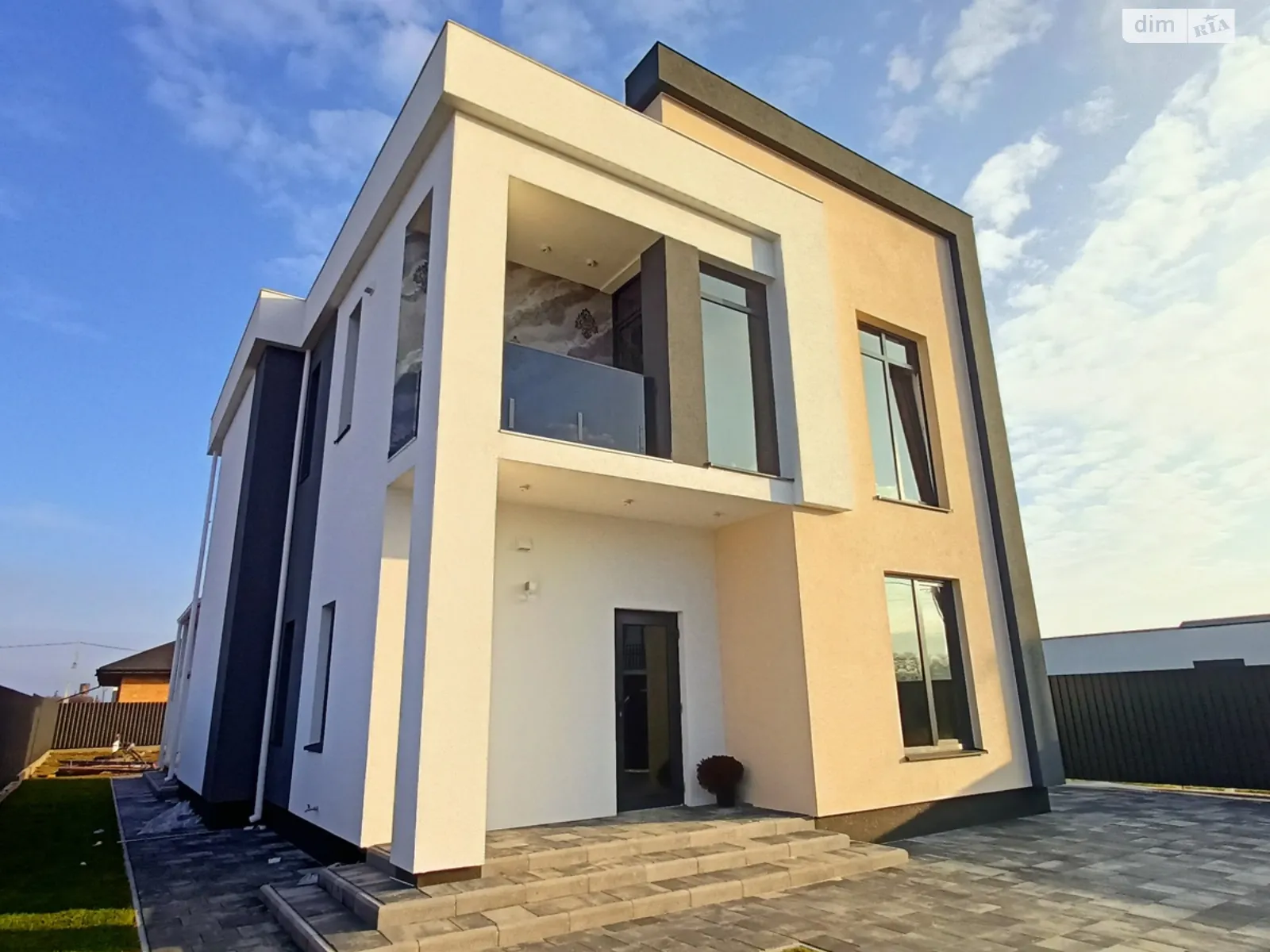 Продается дом на 2 этажа 145 кв. м с подвалом, цена: 124999 $ - фото 1