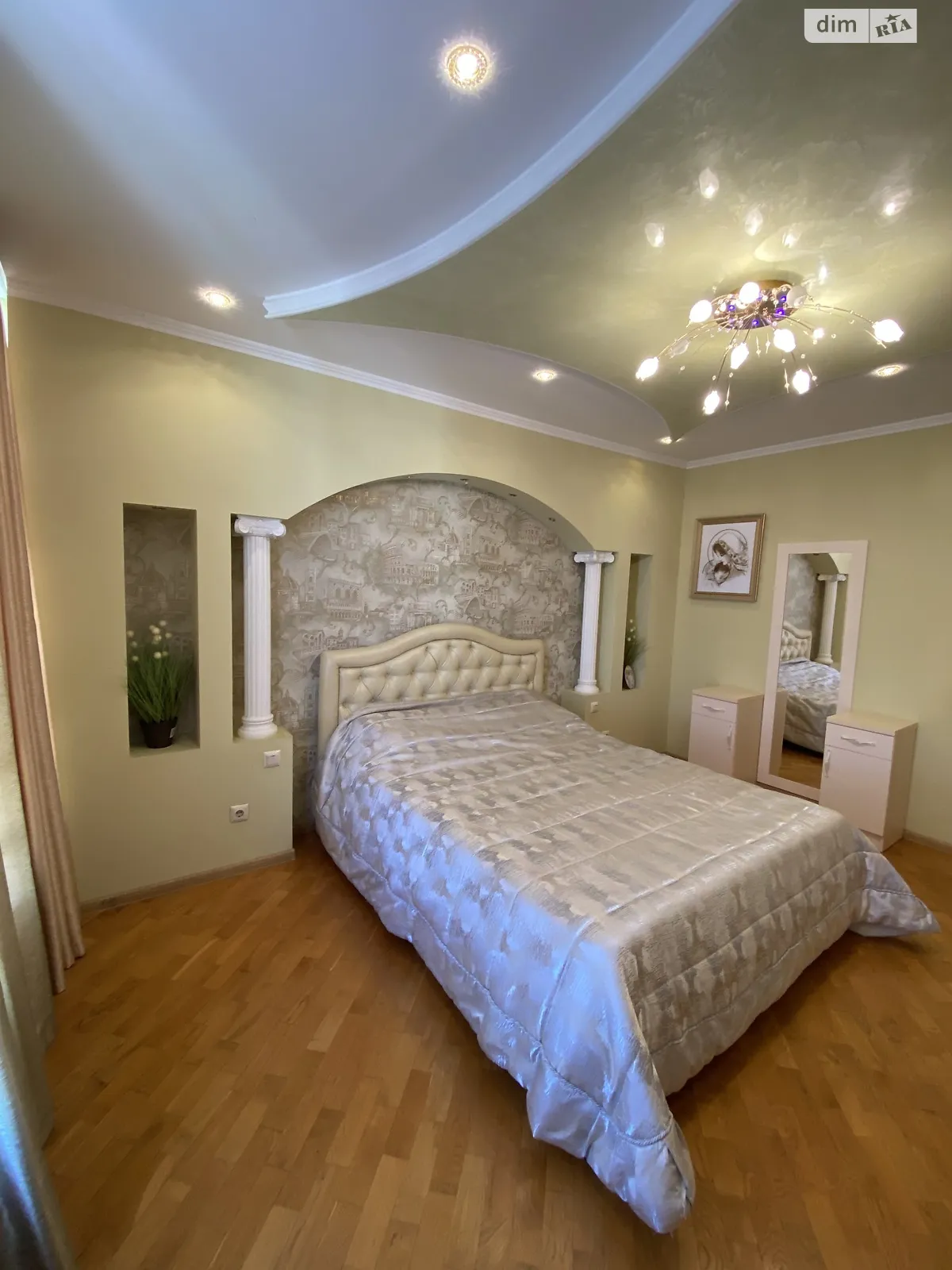 Продается 3-комнатная квартира 75.4 кв. м в Ивано-Франковске, ул. Стуса Василия - фото 1