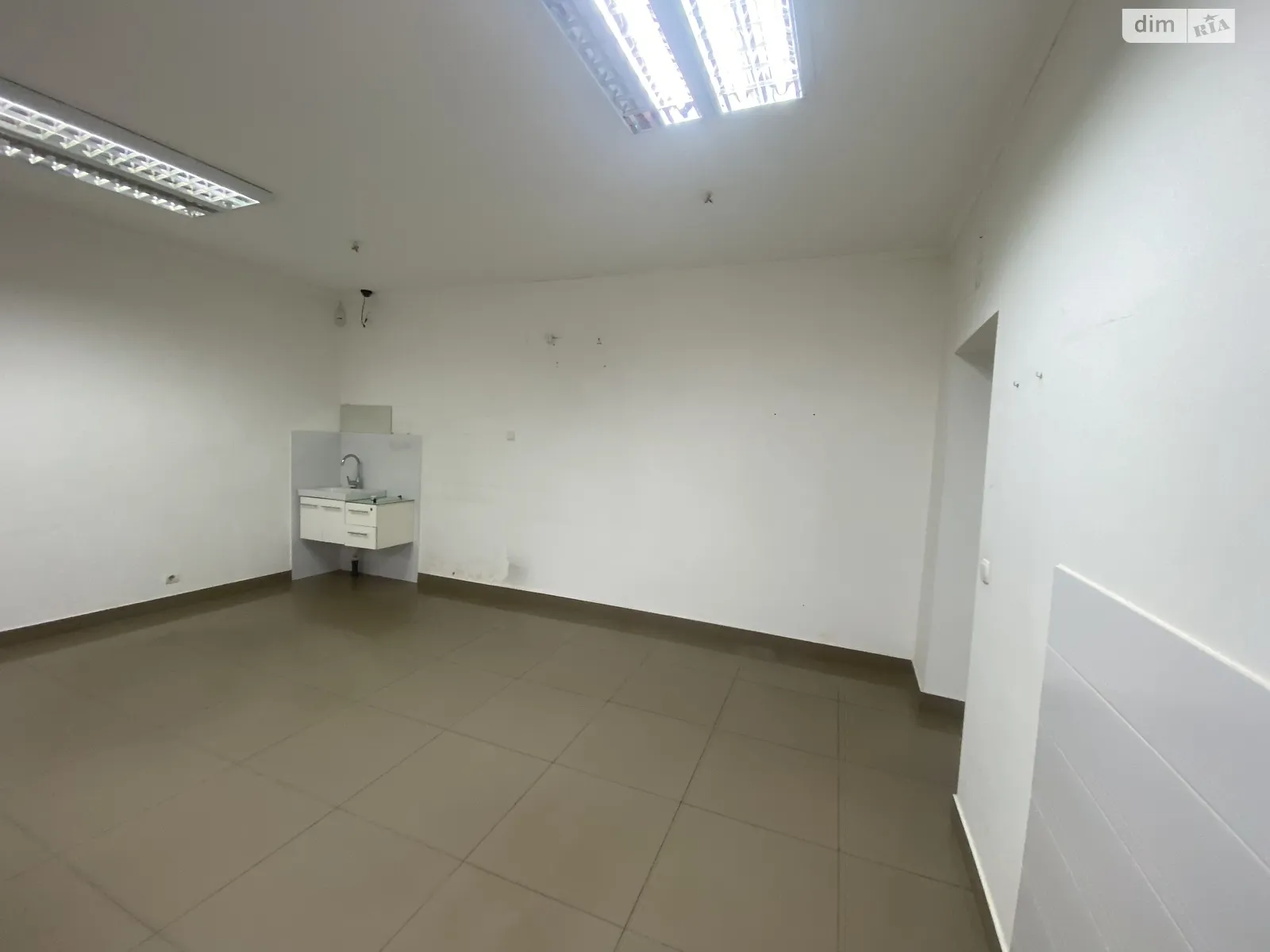 Сдается в аренду офис 35 кв. м в бизнес-центре, цена: 8500 грн - фото 1