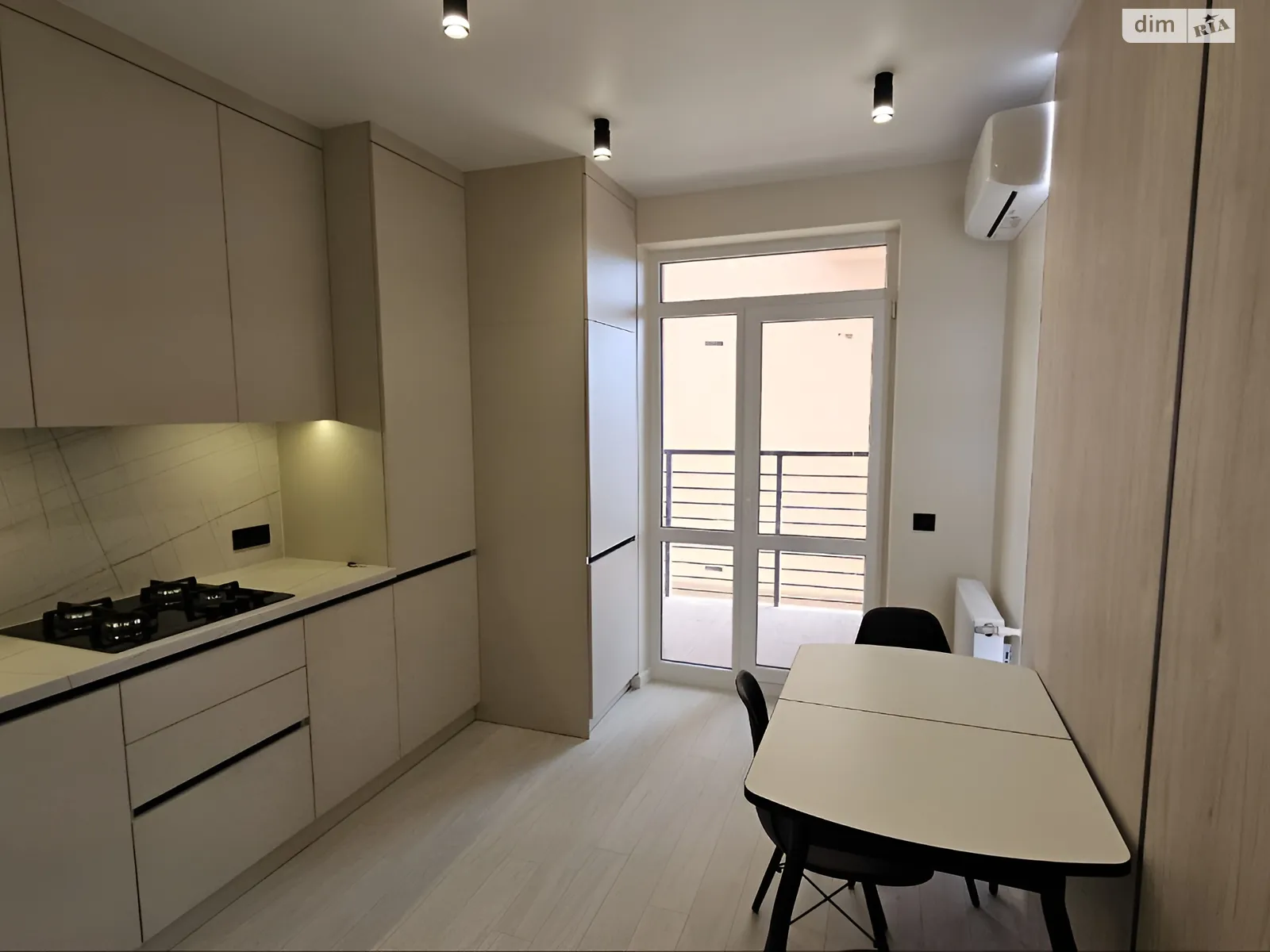 Продается 1-комнатная квартира 43 кв. м в Черновцах, ул. Русская, 237 - фото 1