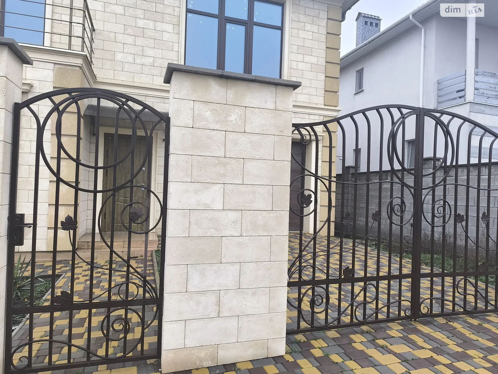 Продается дом на 2 этажа 220 кв. м с мебелью, цена: 220000 $ - фото 1