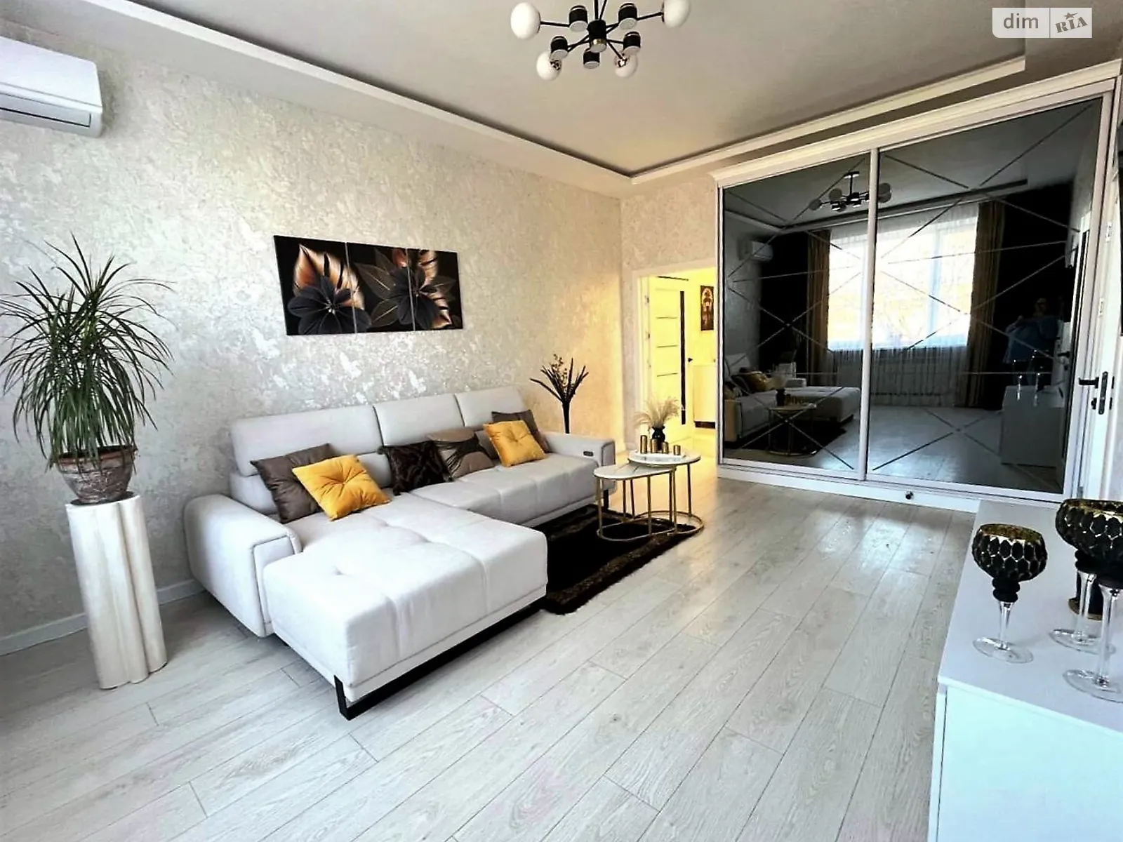 Продается 3-комнатная квартира 58.5 кв. м в Одессе, ул. Новосельского, 32 - фото 1