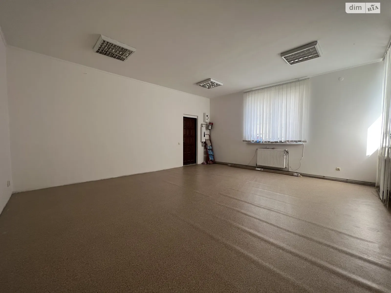Продается офис 34 кв. м в бизнес-центре, цена: 23000 $ - фото 1