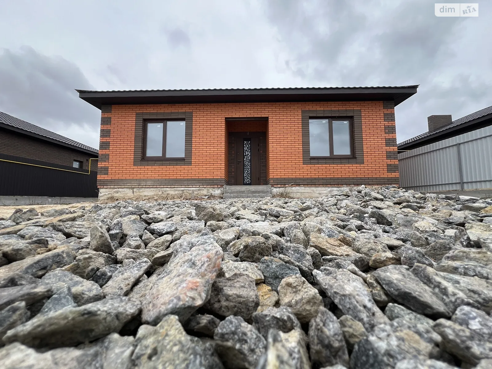 Продається одноповерховий будинок 102 кв. м з гаражем, цена: 68999 $ - фото 1