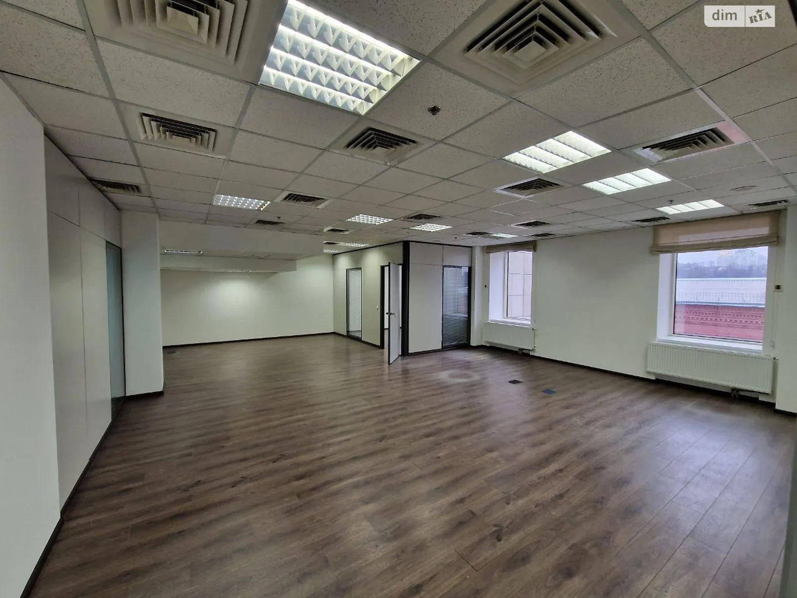 Сдается в аренду офис 200 кв. м в бизнес-центре, цена: 5900 $ - фото 1
