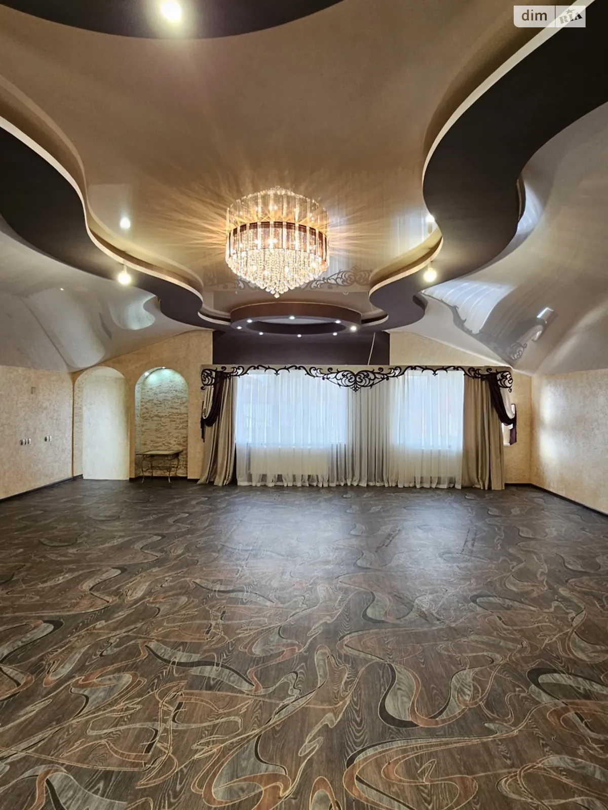 Продается дом на 3 этажа 250 кв. м с подвалом, цена: 310000 $ - фото 1