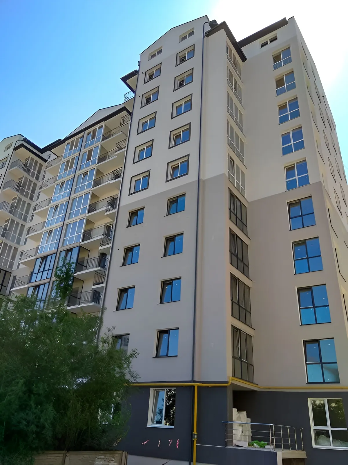 Продается 3-комнатная квартира 93.4 кв. м в Ивано-Франковске, ул. Виноградная, 15 - фото 1