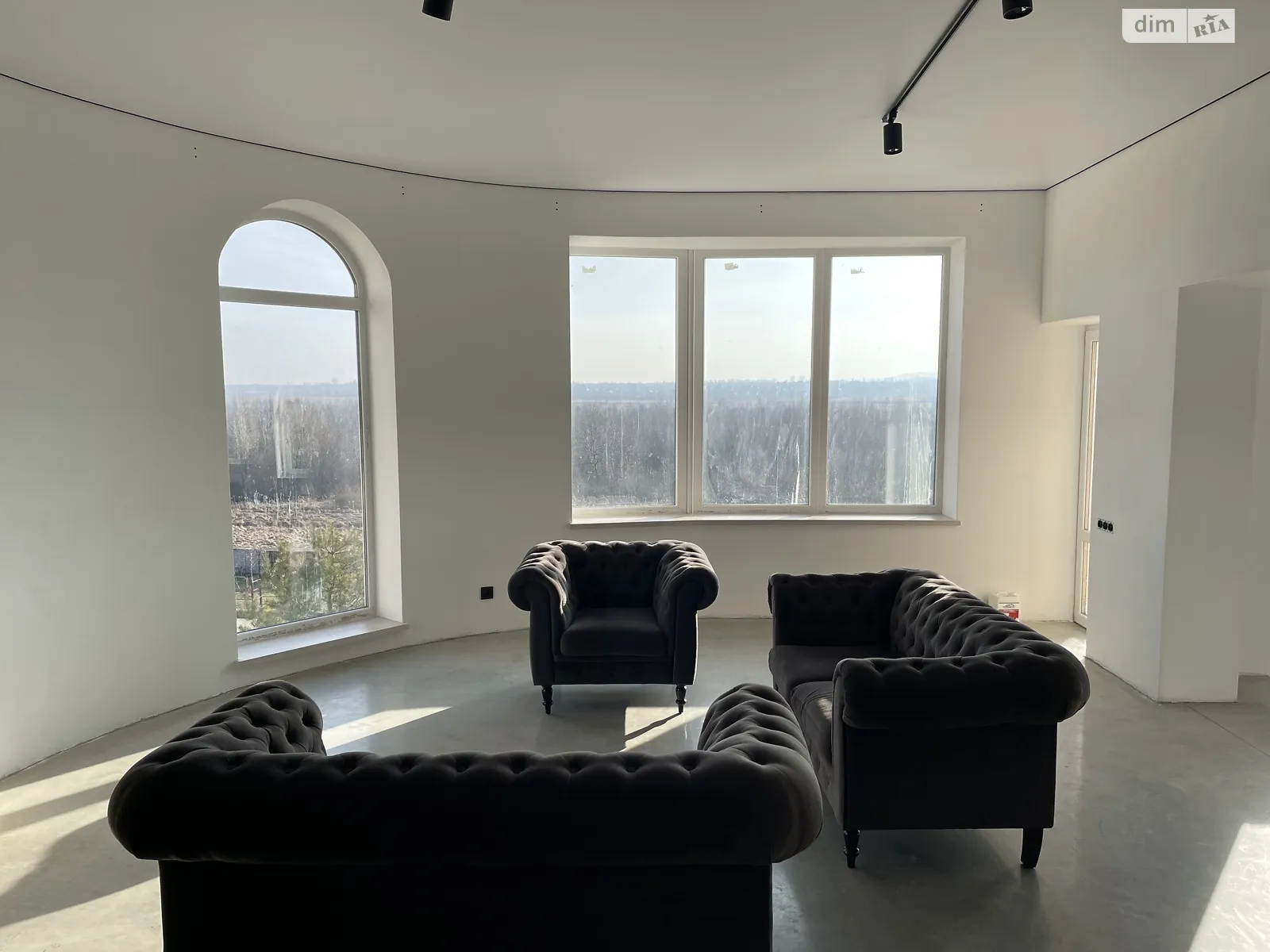 Продается дом на 2 этажа 536 кв. м с баней/сауной, цена: 147000 € - фото 1