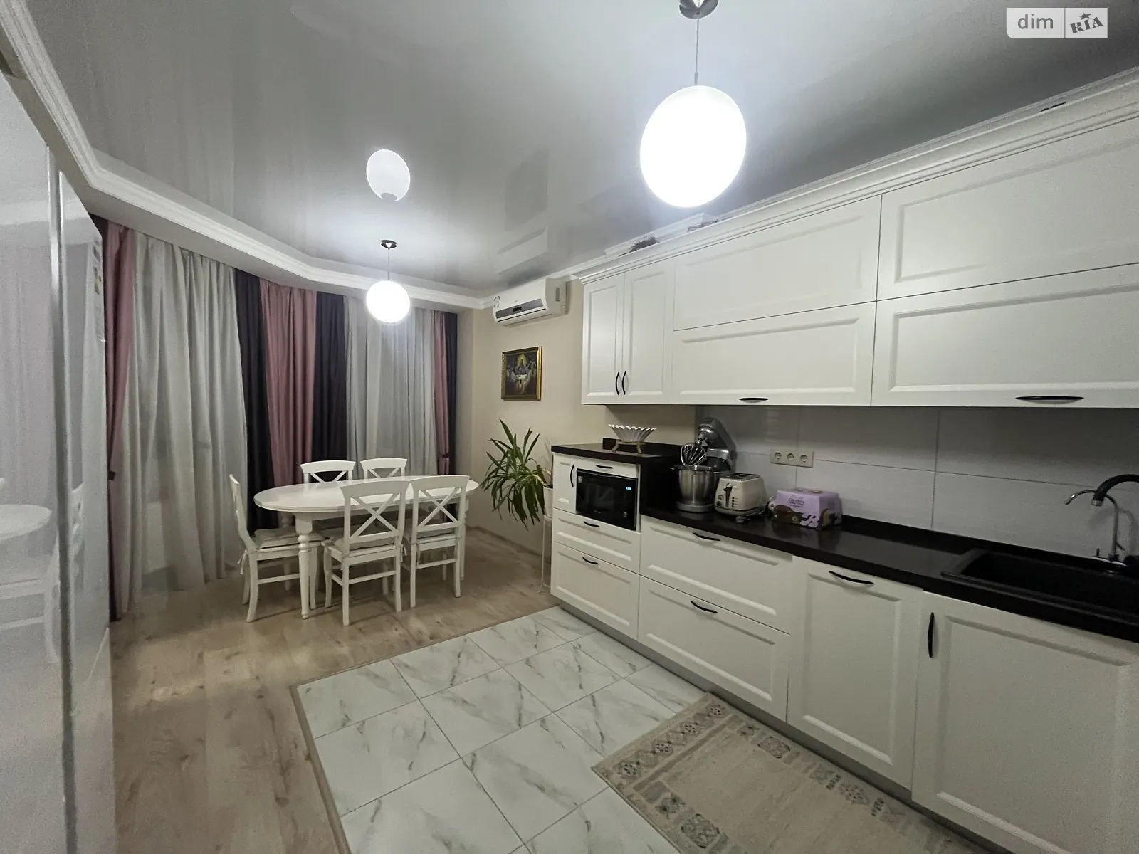 Продається 3-кімнатна квартира 90 кв. м у Лиманці, мас. Радужний - фото 1