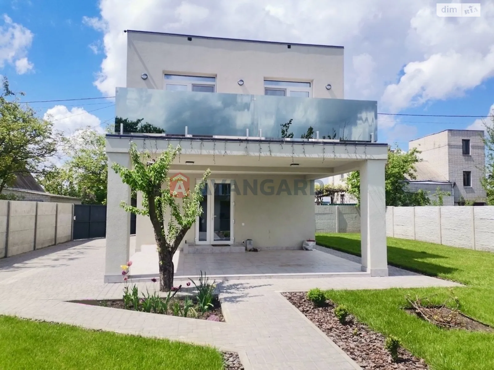 Продается дом на 2 этажа 80 кв. м с гаражом, цена: 75000 $ - фото 1