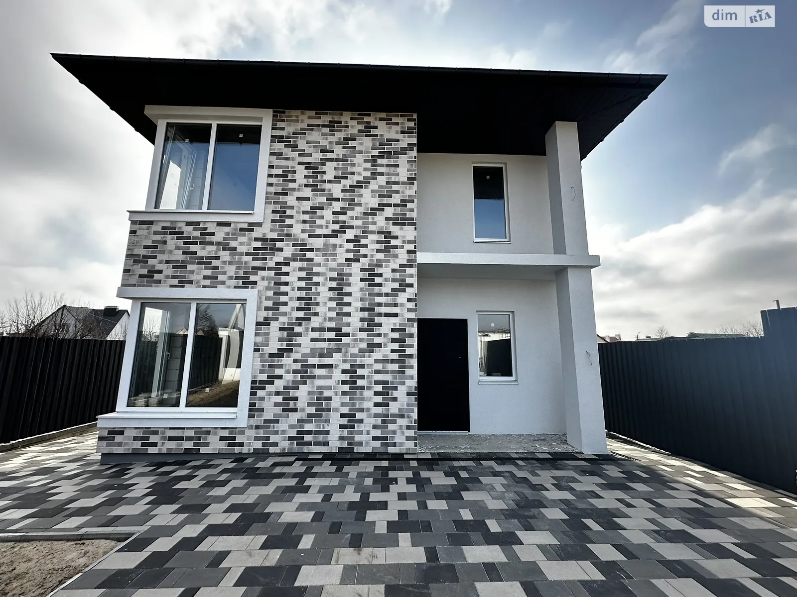 Продается дом на 2 этажа 130 кв. м с бассейном, цена: 108000 $ - фото 1