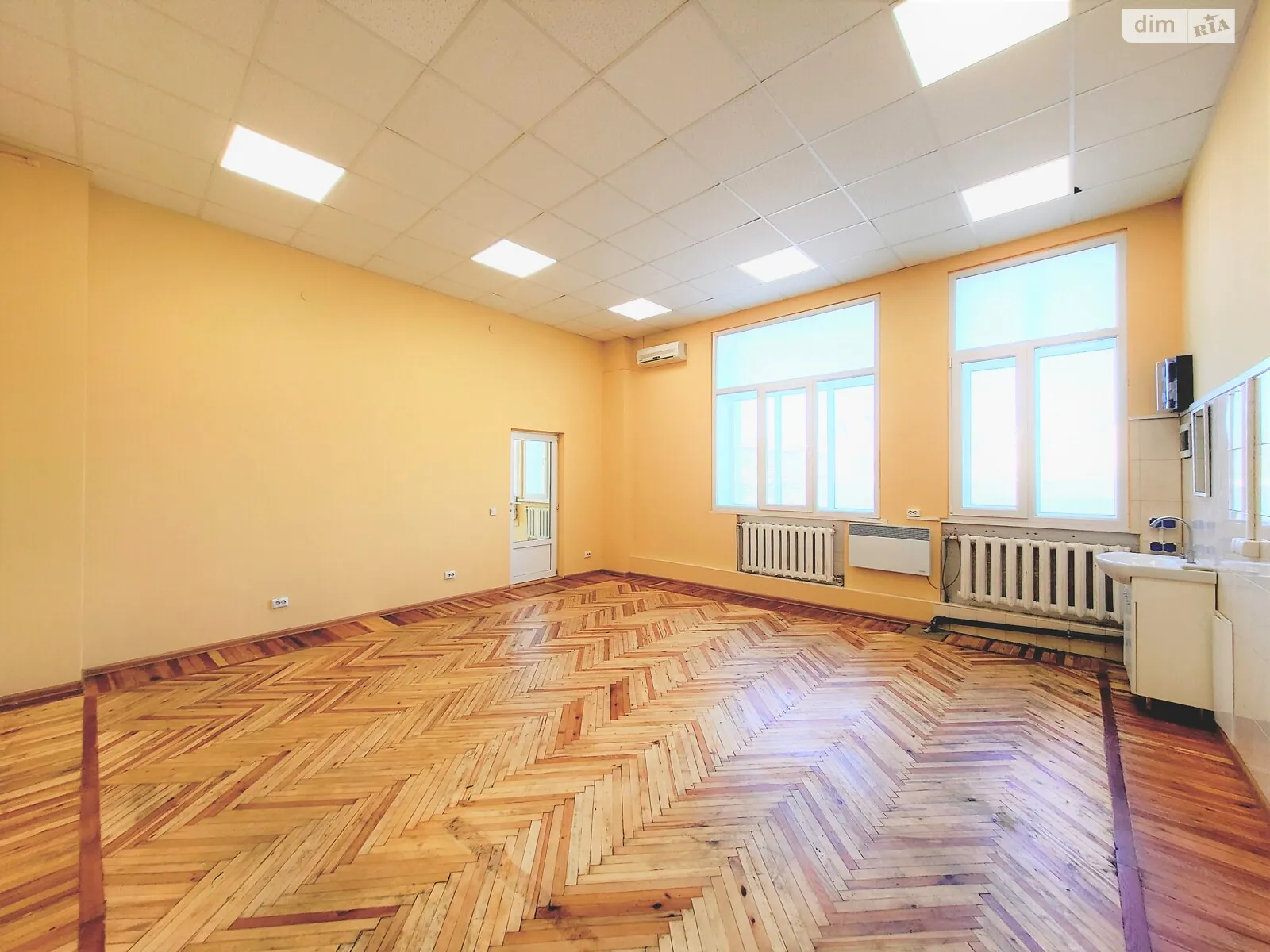 Сдается в аренду объект сферы услуг 51 кв. м в 2-этажном здании, цена: 400 $ - фото 1