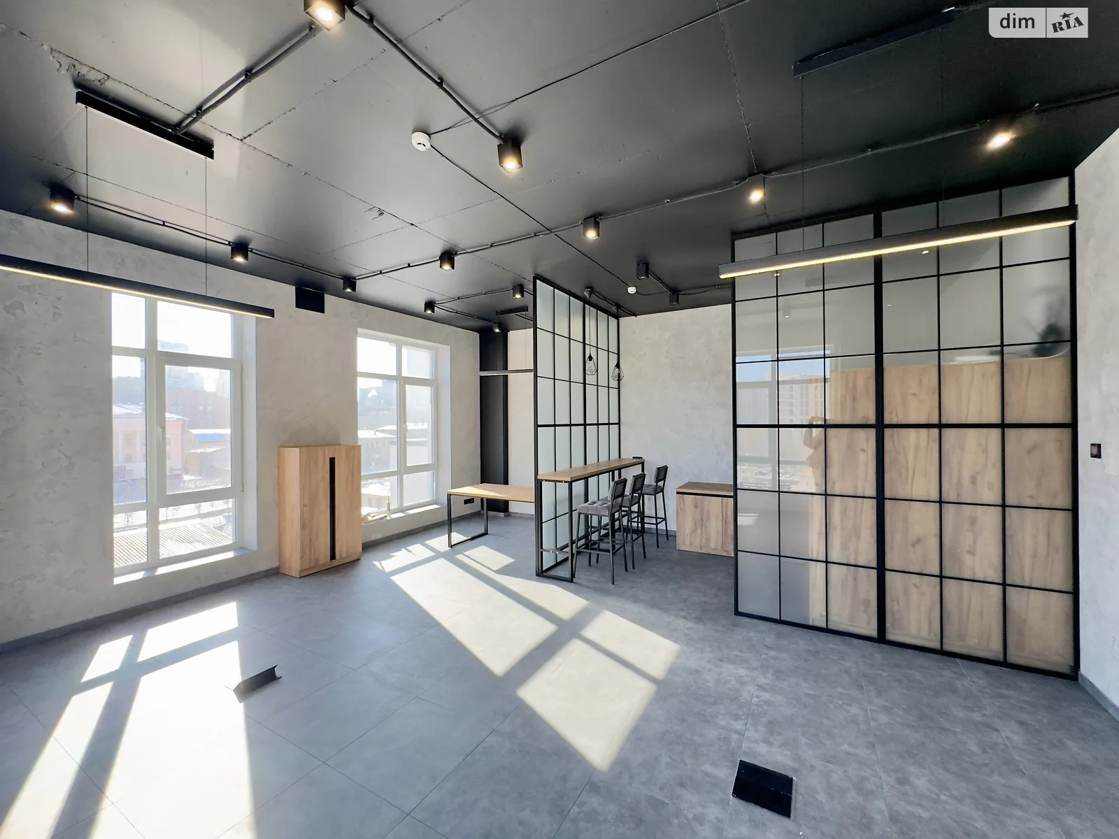 Сдается в аренду офис 47.7 кв. м в бизнес-центре, цена: 31000 грн - фото 1