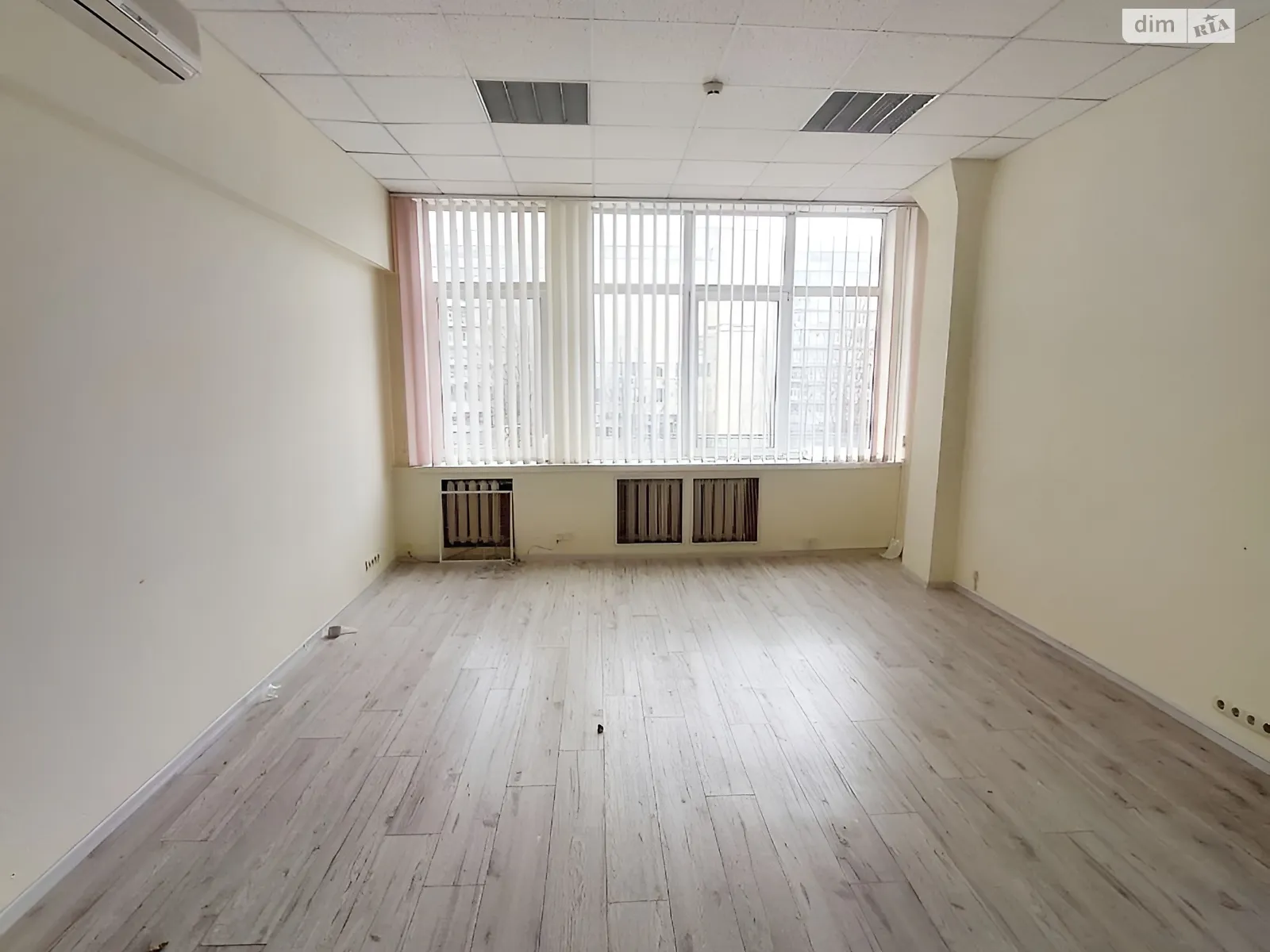Сдается в аренду офис 39.3 кв. м в бизнес-центре, цена: 480 $ - фото 1