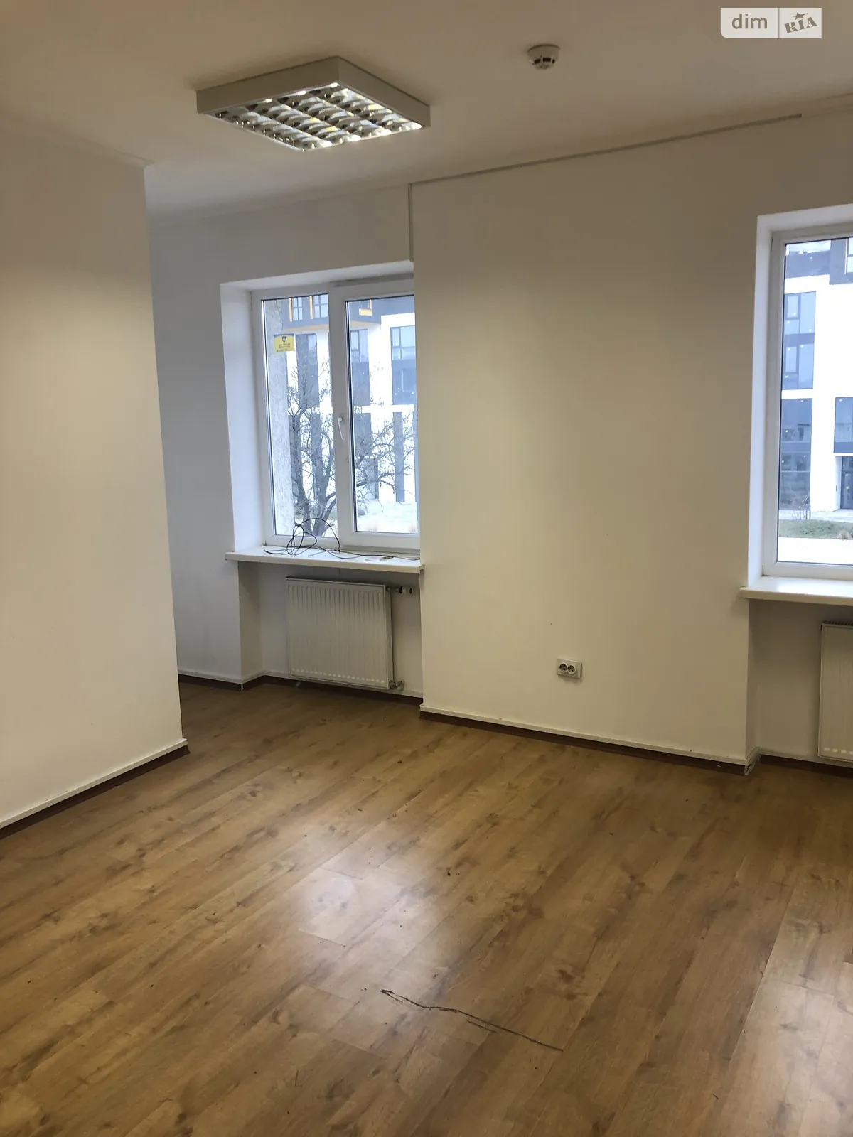 Здається в оренду офіс 35.5 кв. м в бізнес-центрі, цена: 249 $ - фото 1