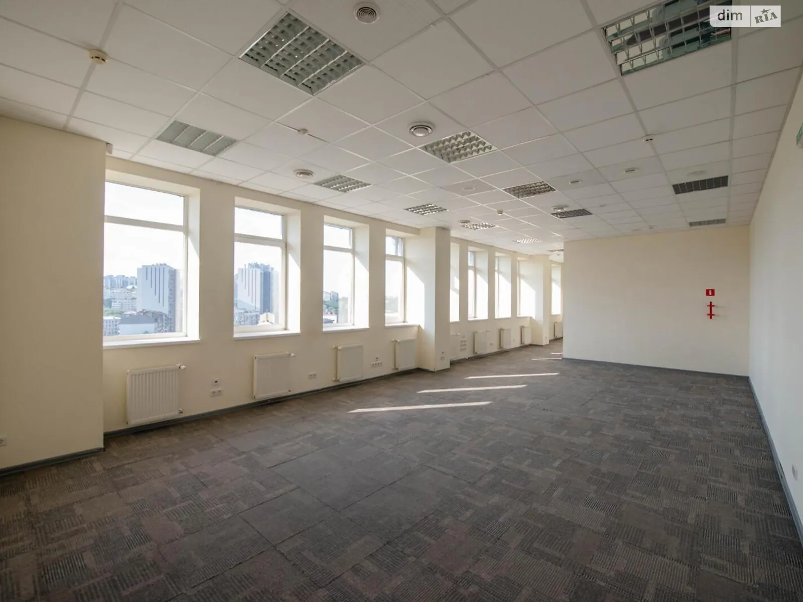 Сдается в аренду офис 690 кв. м в бизнес-центре, цена: 12300 $ - фото 1