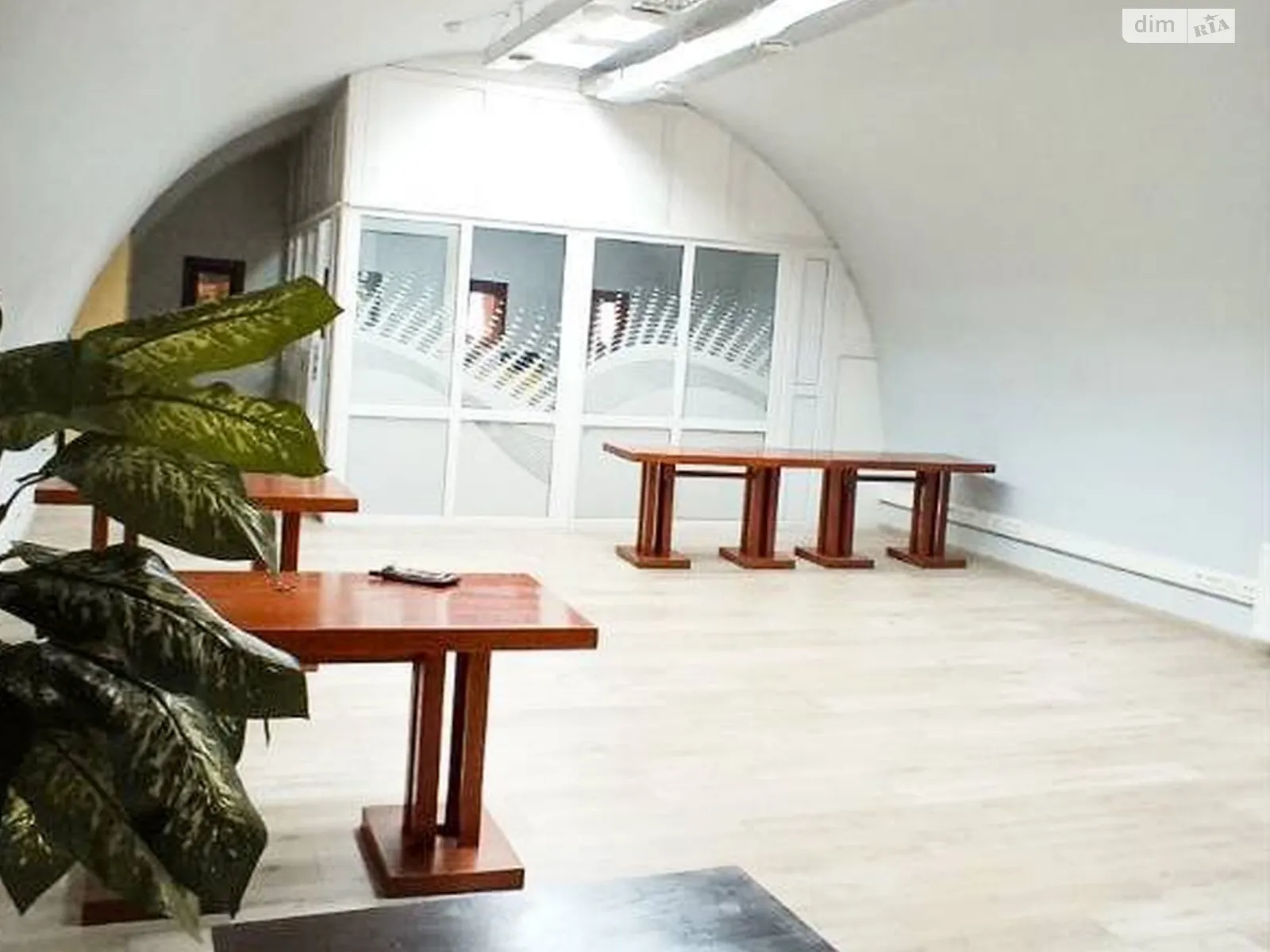 Сдается в аренду офис 110 кв. м в бизнес-центре, цена: 1450 $ - фото 1