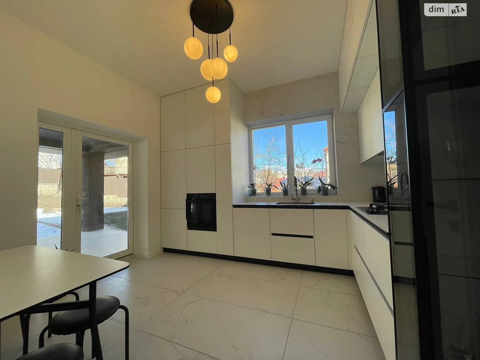 Продається будинок 2 поверховий 250 кв. м з гаражем, цена: 240000 $ - фото 1