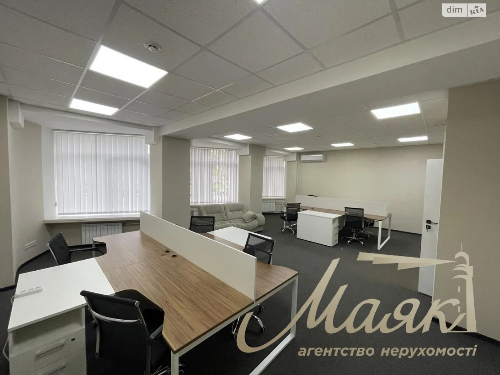 Сдается в аренду офис 208 кв. м в бизнес-центре, цена: 4000 $ - фото 1