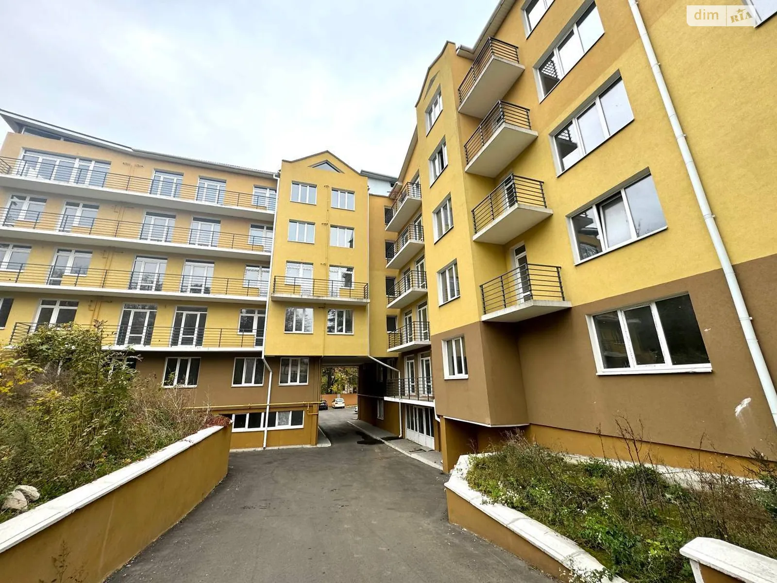 Продается 3-комнатная квартира 90 кв. м в Черновцах, ул. Украинская, 44А - фото 1