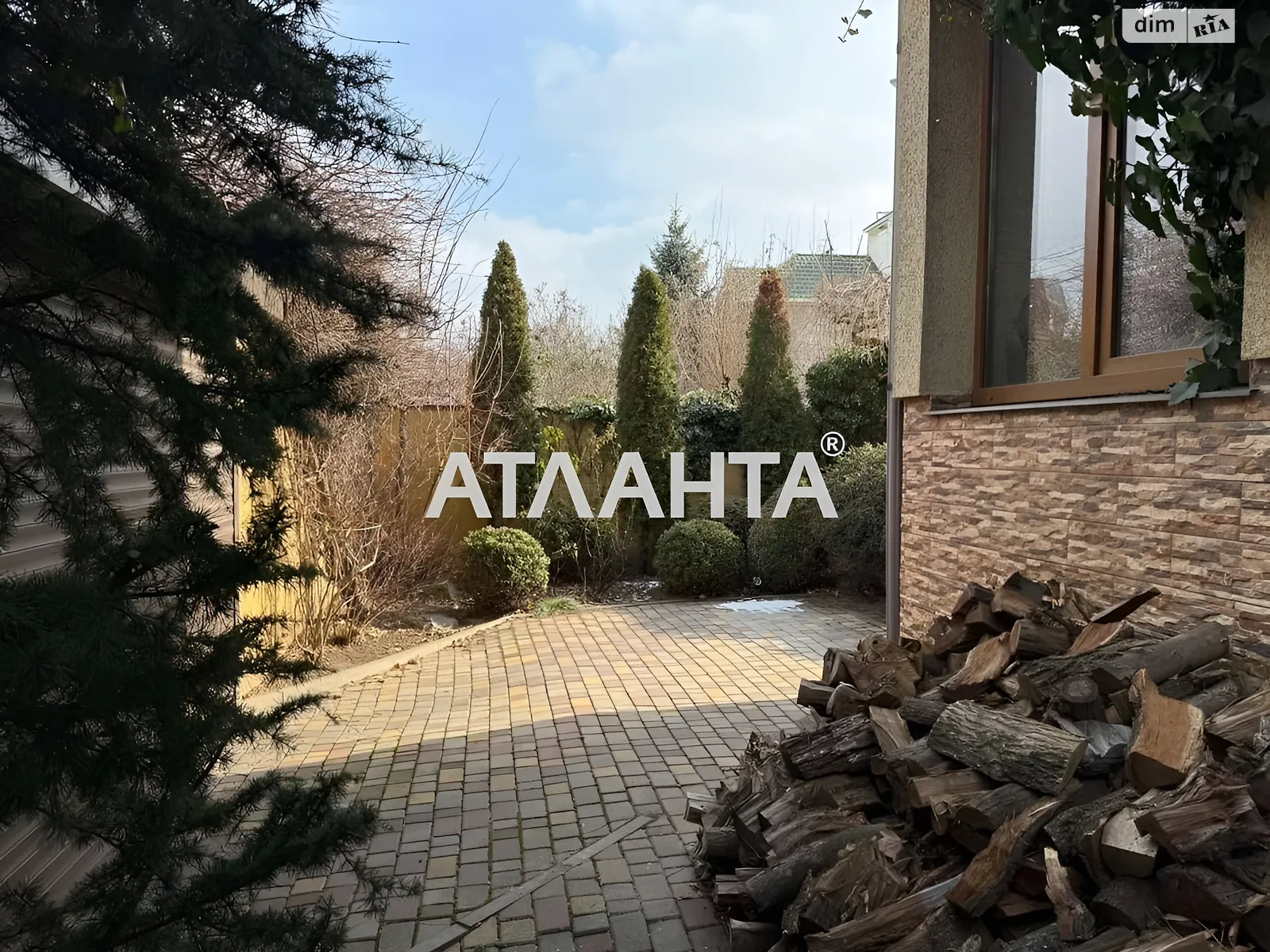 Продается дом на 3 этажа 262 кв. м с камином, цена: 349000 $ - фото 1