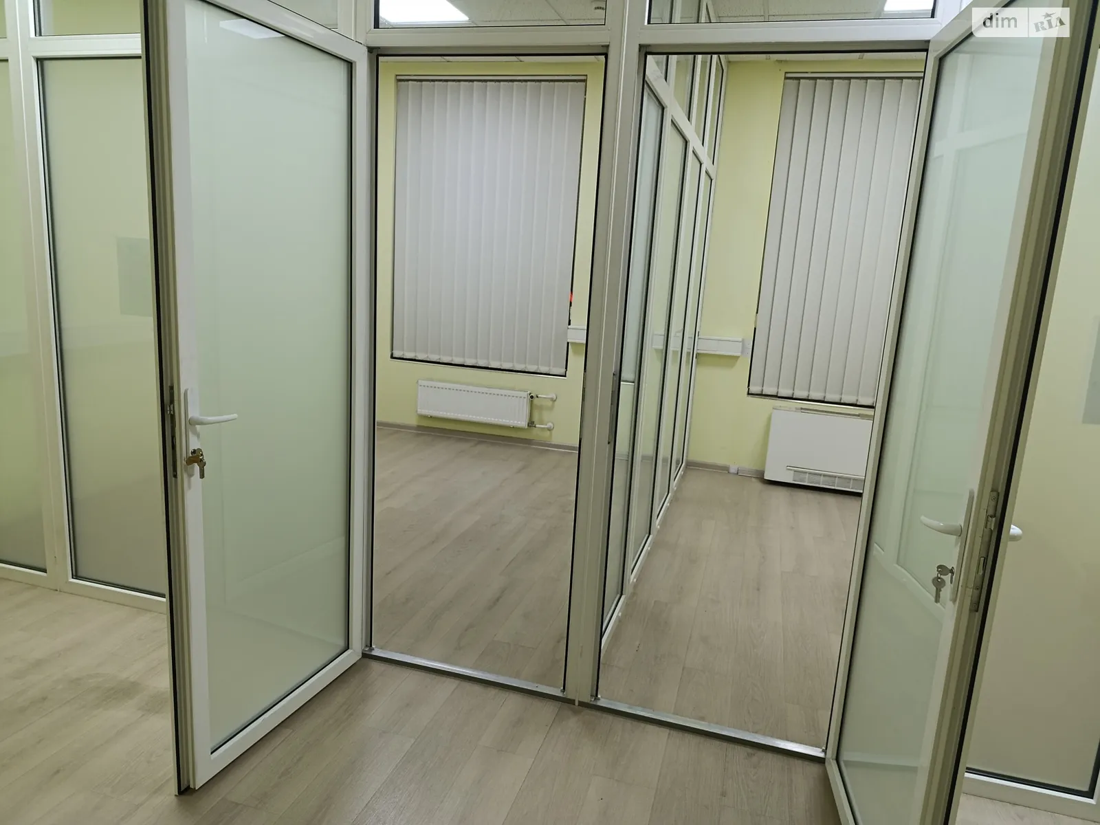 Сдается в аренду офис 69.6 кв. м в бизнес-центре, цена: 1680 $ - фото 1