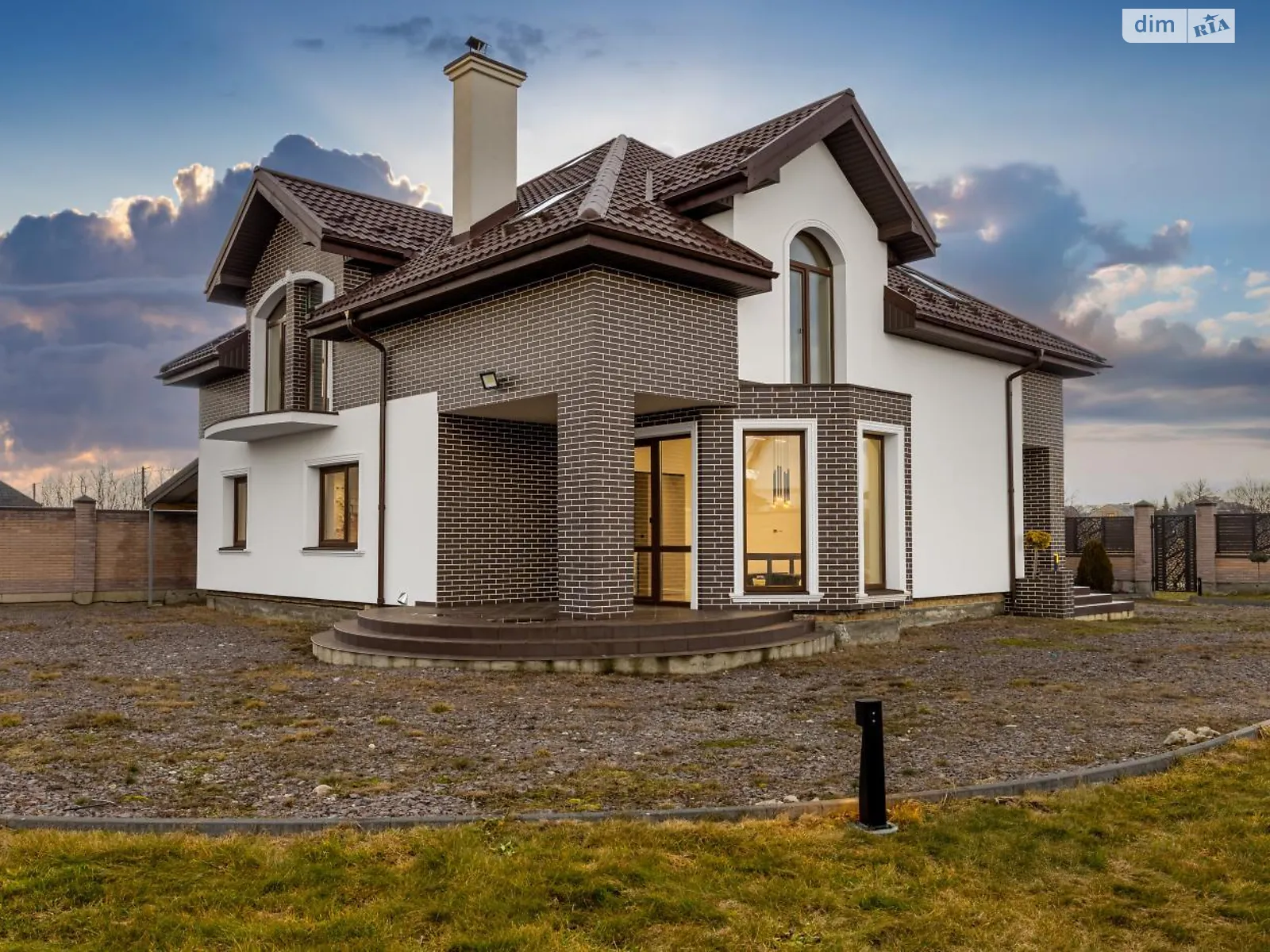 Продается дом на 2 этажа 236.5 кв. м с камином, цена: 385000 $ - фото 1