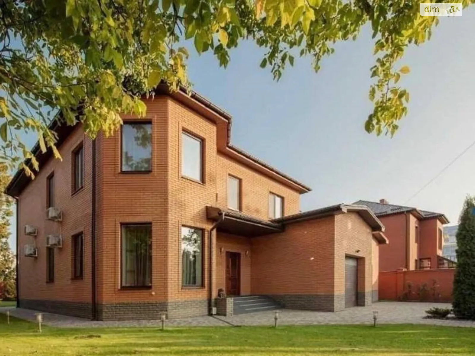 Продается дом на 2 этажа 296.7 кв. м с садом, цена: 405000 $ - фото 1