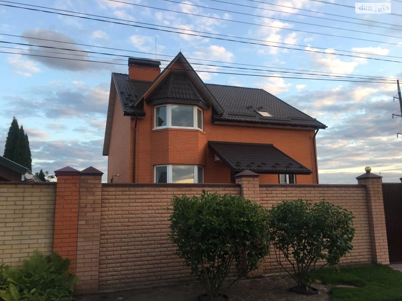 Продается дом на 3 этажа 320 кв. м с гаражом, цена: 400000 $ - фото 1