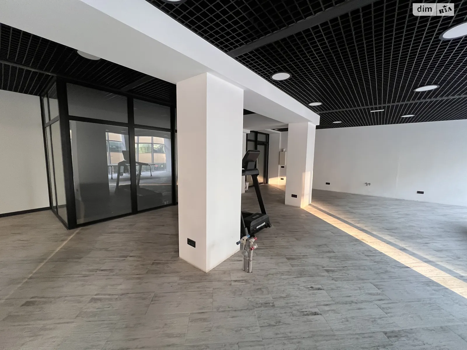 Сдается в аренду офис 120 кв. м в бизнес-центре, цена: 1440 $ - фото 1