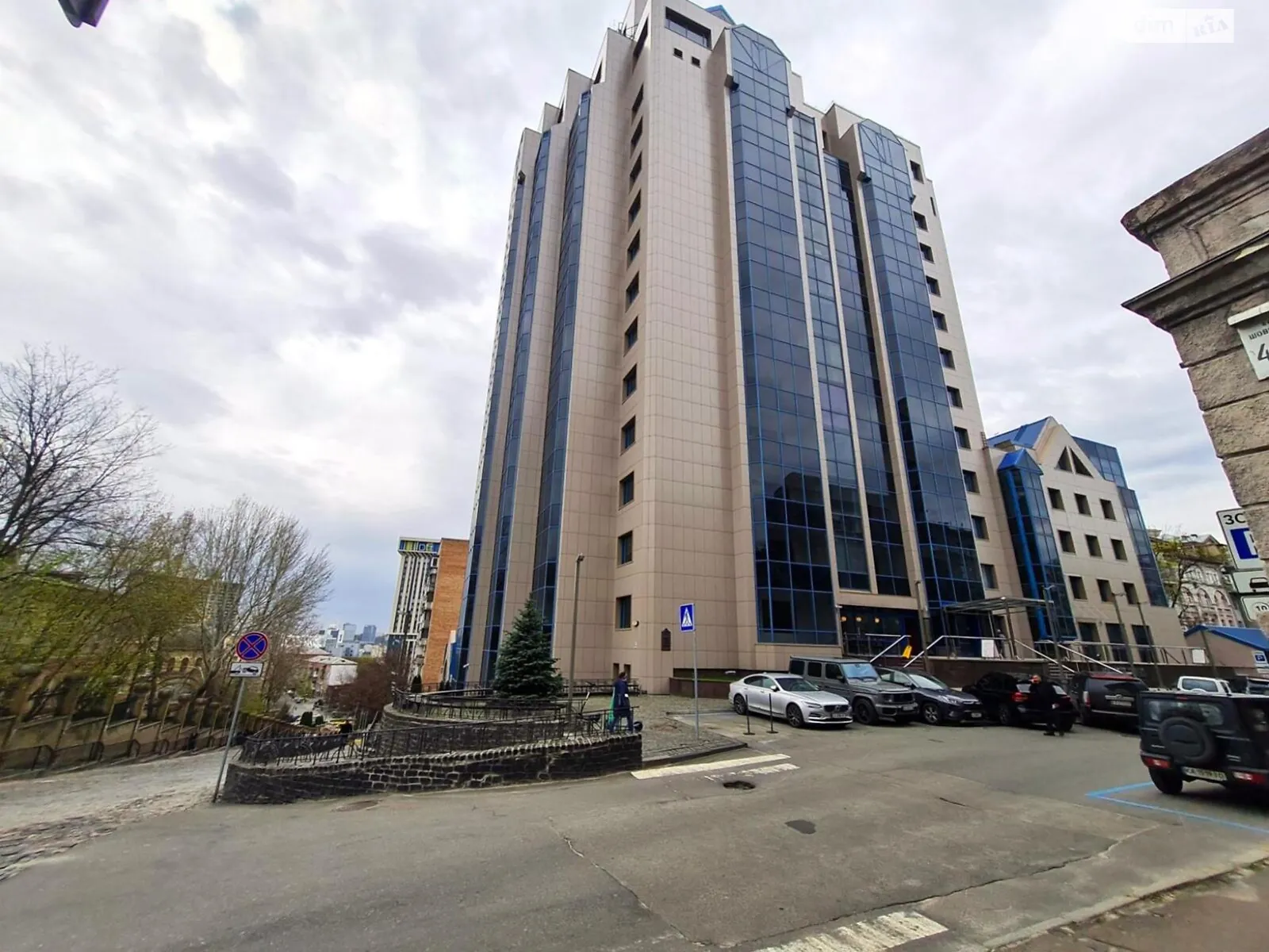Сдается в аренду офис 234 кв. м в бизнес-центре, цена: 5148 $ - фото 1