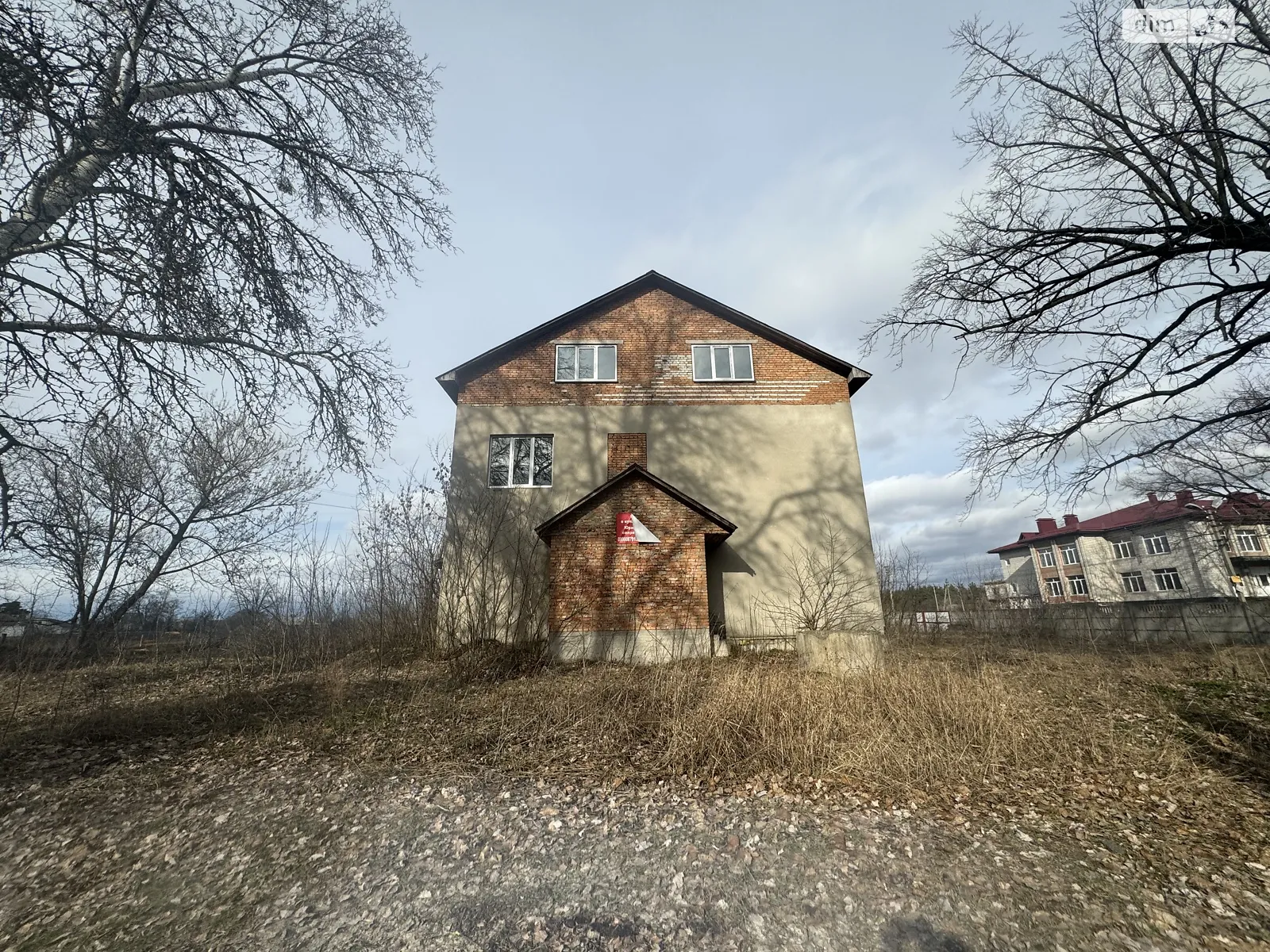 Продается дом на 3 этажа 1352.7 кв. м с участком, цена: 230000 $ - фото 1
