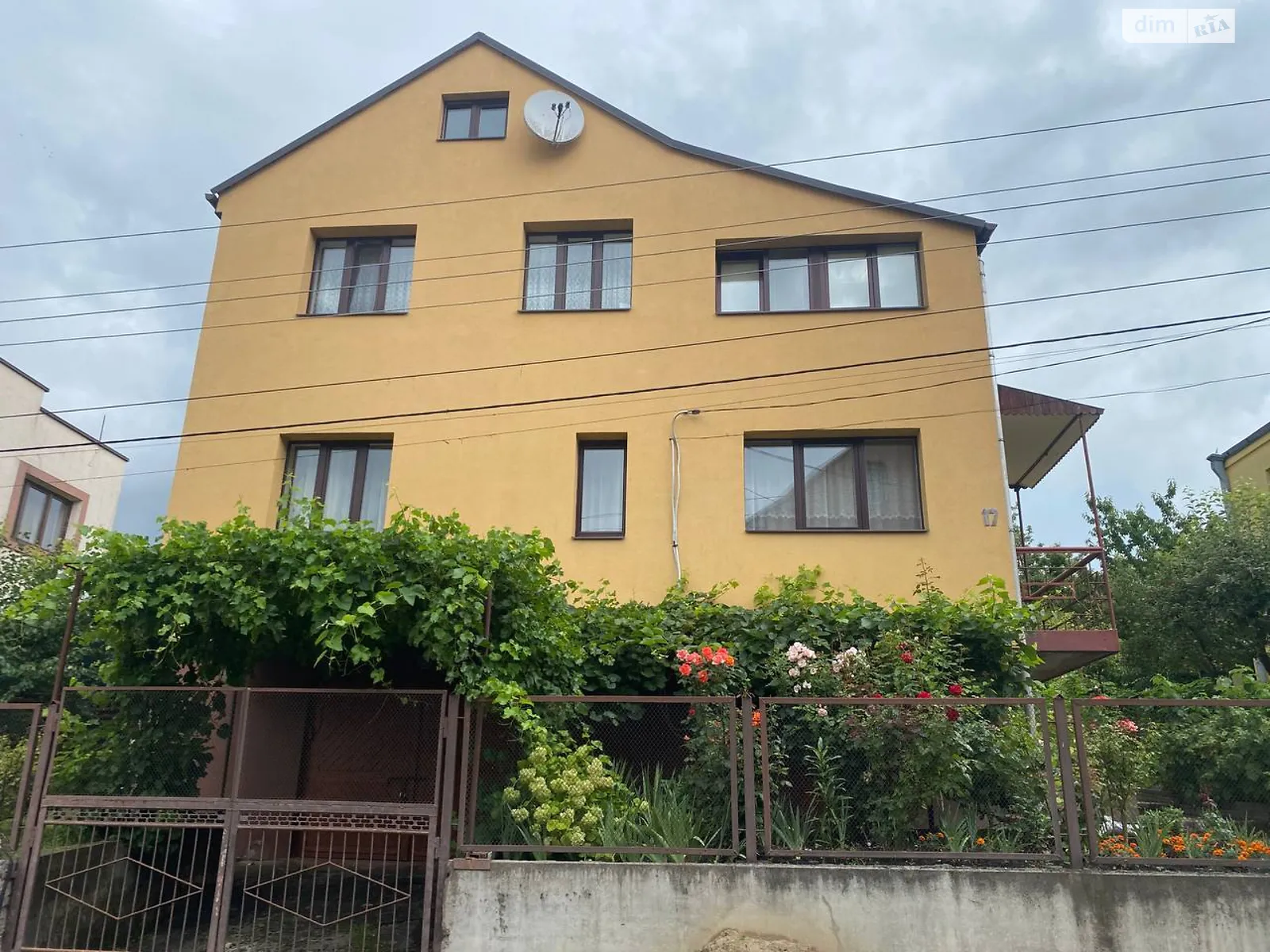 Продается дом на 3 этажа 212.2 кв. м с бассейном, цена: 105000 $ - фото 1