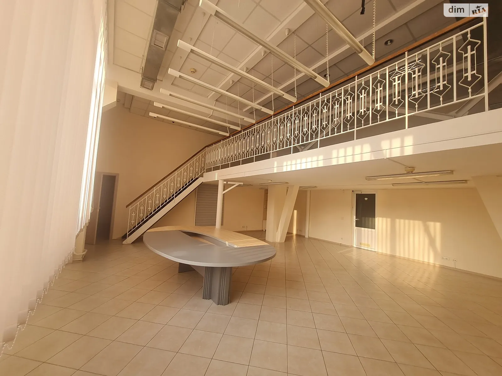 Сдается в аренду офис 82 кв. м в бизнес-центре, цена: 22960 грн - фото 1