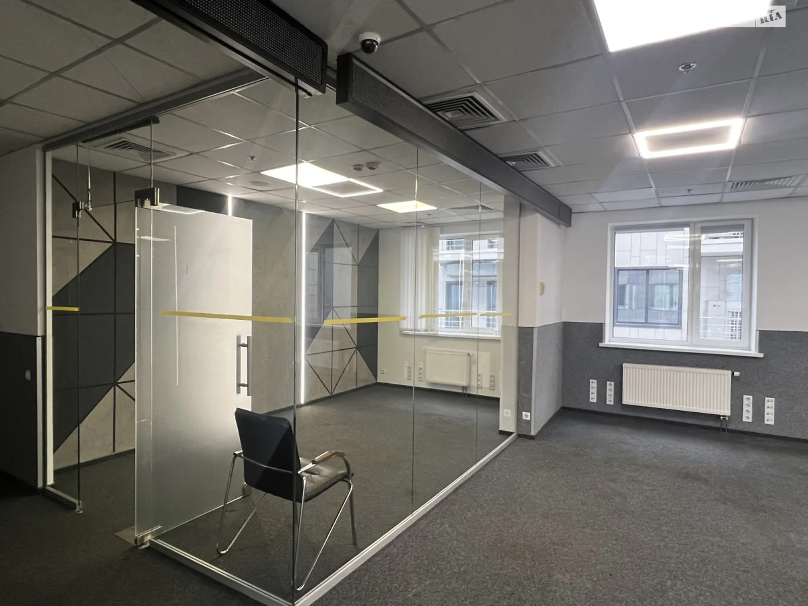 Сдается в аренду офис 345 кв. м в бизнес-центре, цена: 7470 $ - фото 1