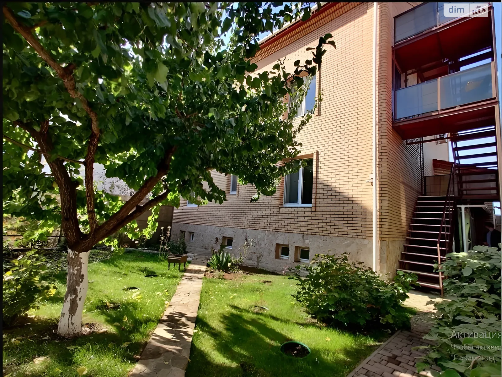 Продается дом на 3 этажа 200 кв. м с участком, цена: 245000 $ - фото 1