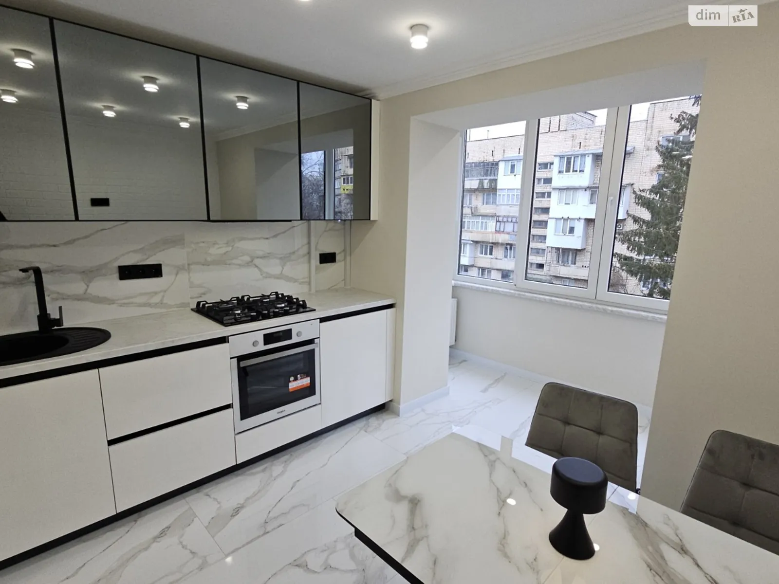 Продается 2-комнатная квартира 62 кв. м в Черновцах, ул. Сергея Скальда(Комарова Владимира), 31АБ - фото 1