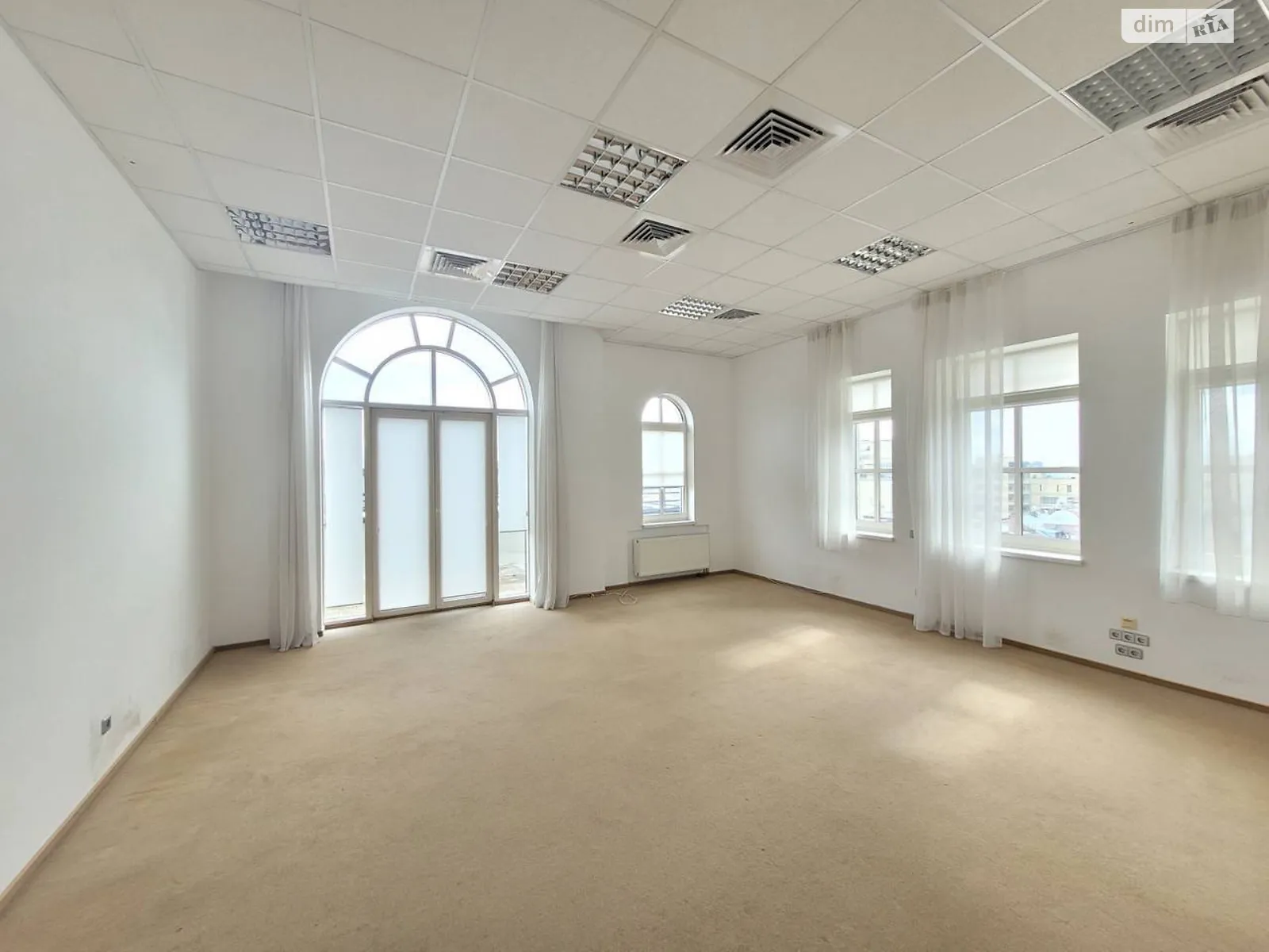 Сдается в аренду офис 180 кв. м в бизнес-центре, цена: 4500 $ - фото 1