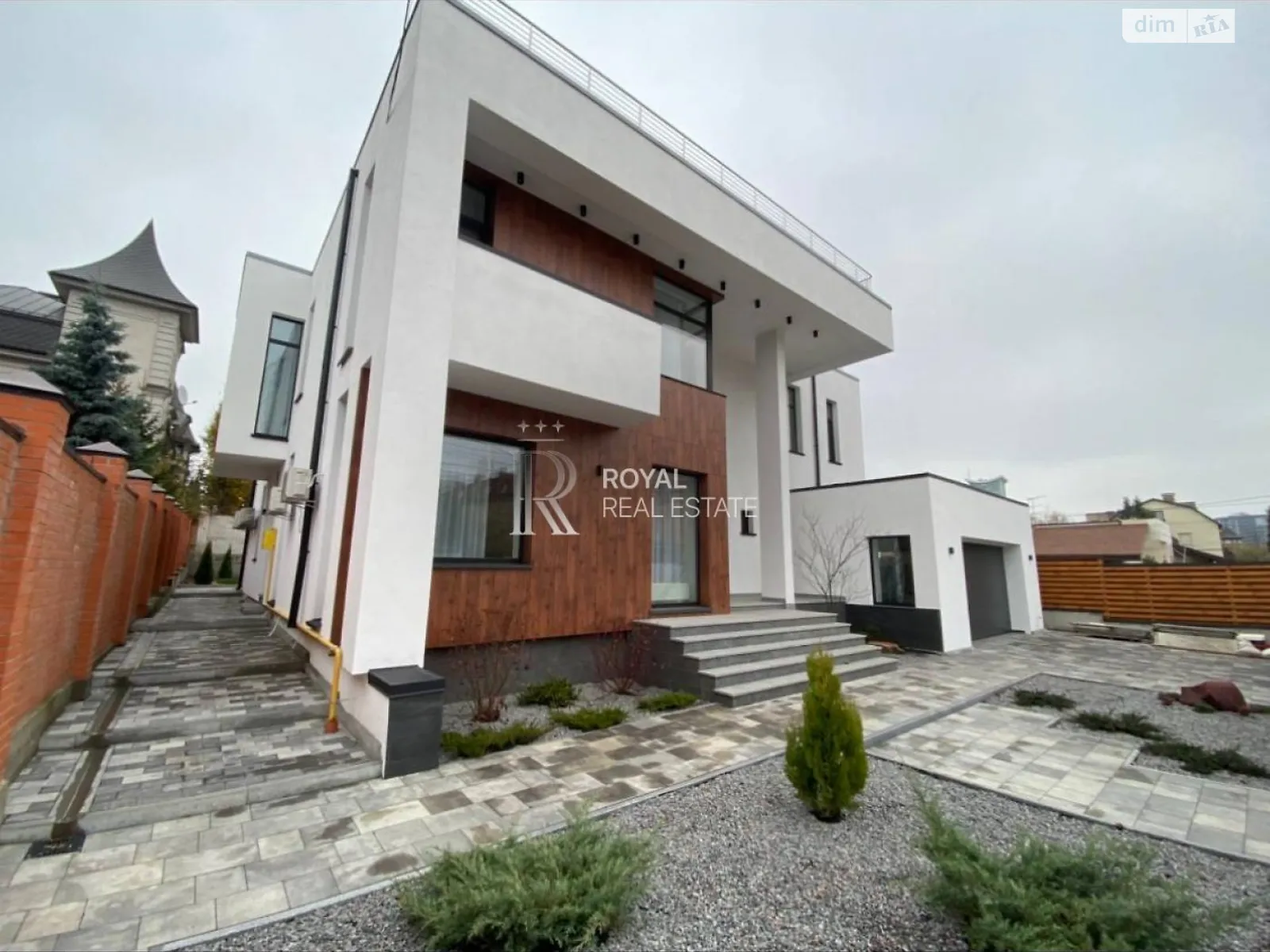 Сдается в аренду дом на 3 этажа 570 кв. м с подвалом, цена: 12000 $ - фото 1
