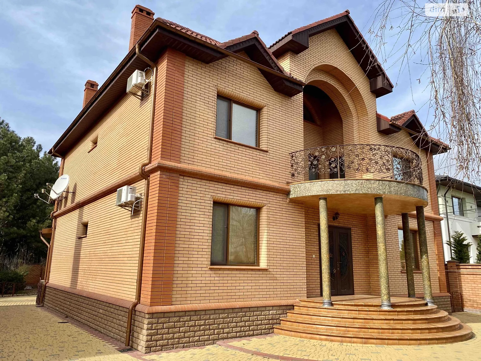 Продается дом на 2 этажа 340 кв. м с подвалом, цена: 210000 $ - фото 1