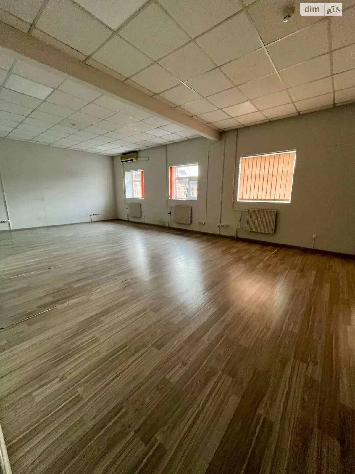Сдается в аренду офис 235 кв. м в бизнес-центре, цена: 82250 грн - фото 1
