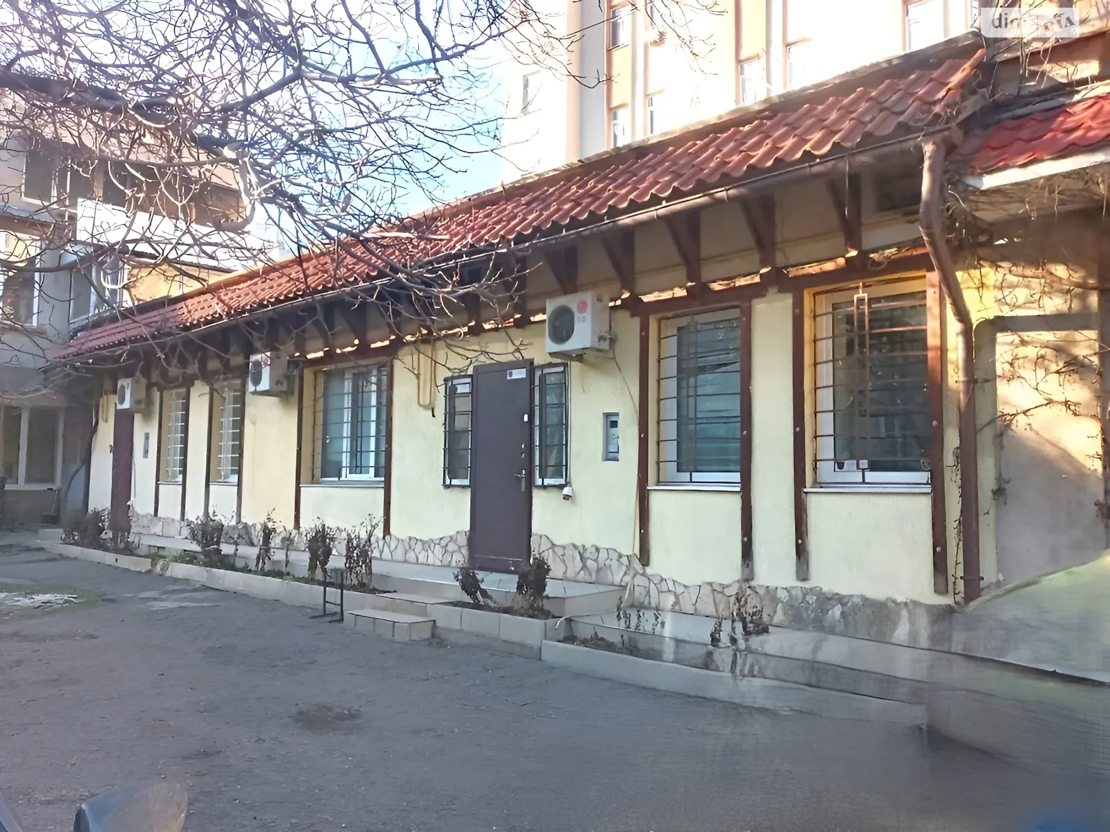 Сдается в аренду офис 125 кв. м в бизнес-центре, цена: 1000 $ - фото 1